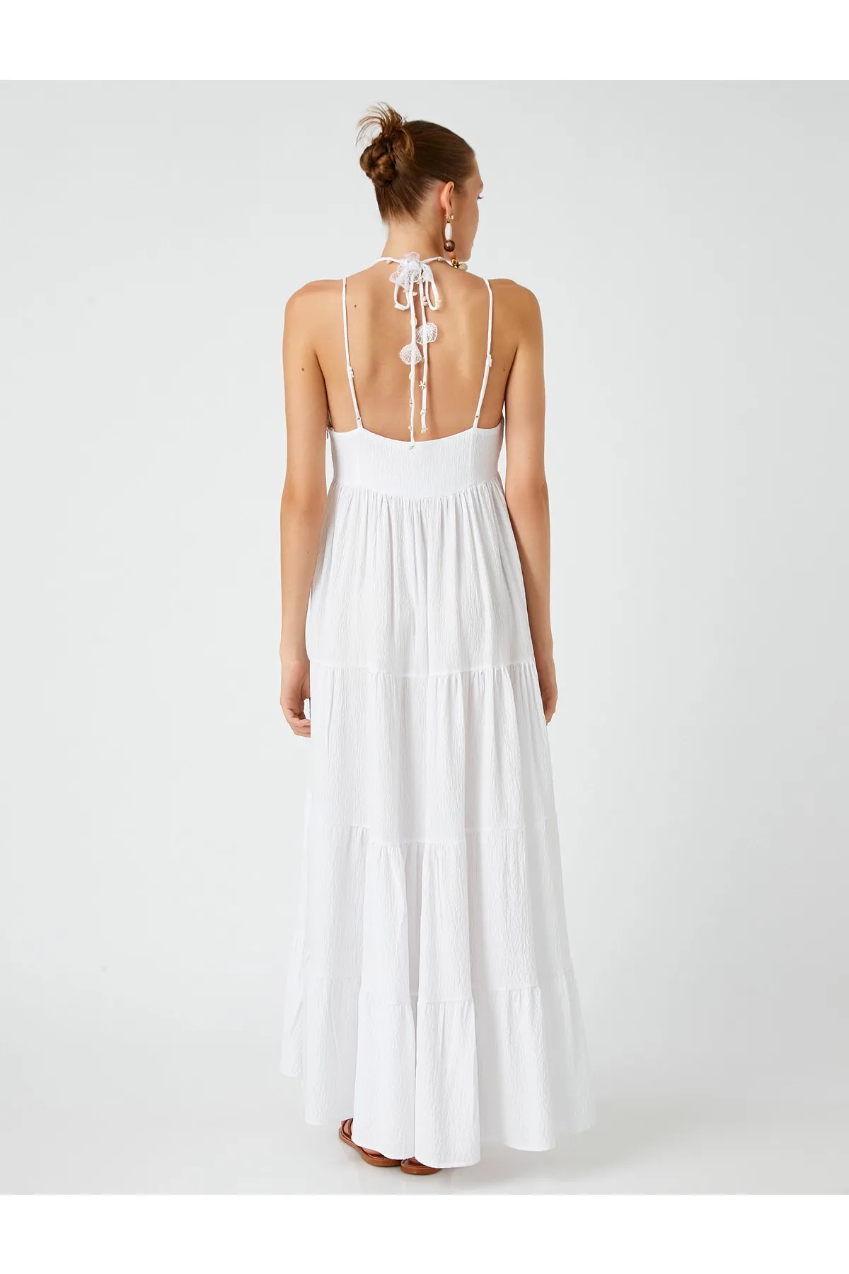 Koton  Şahika Ercümen X – Langes Kleid mit Riemendetail