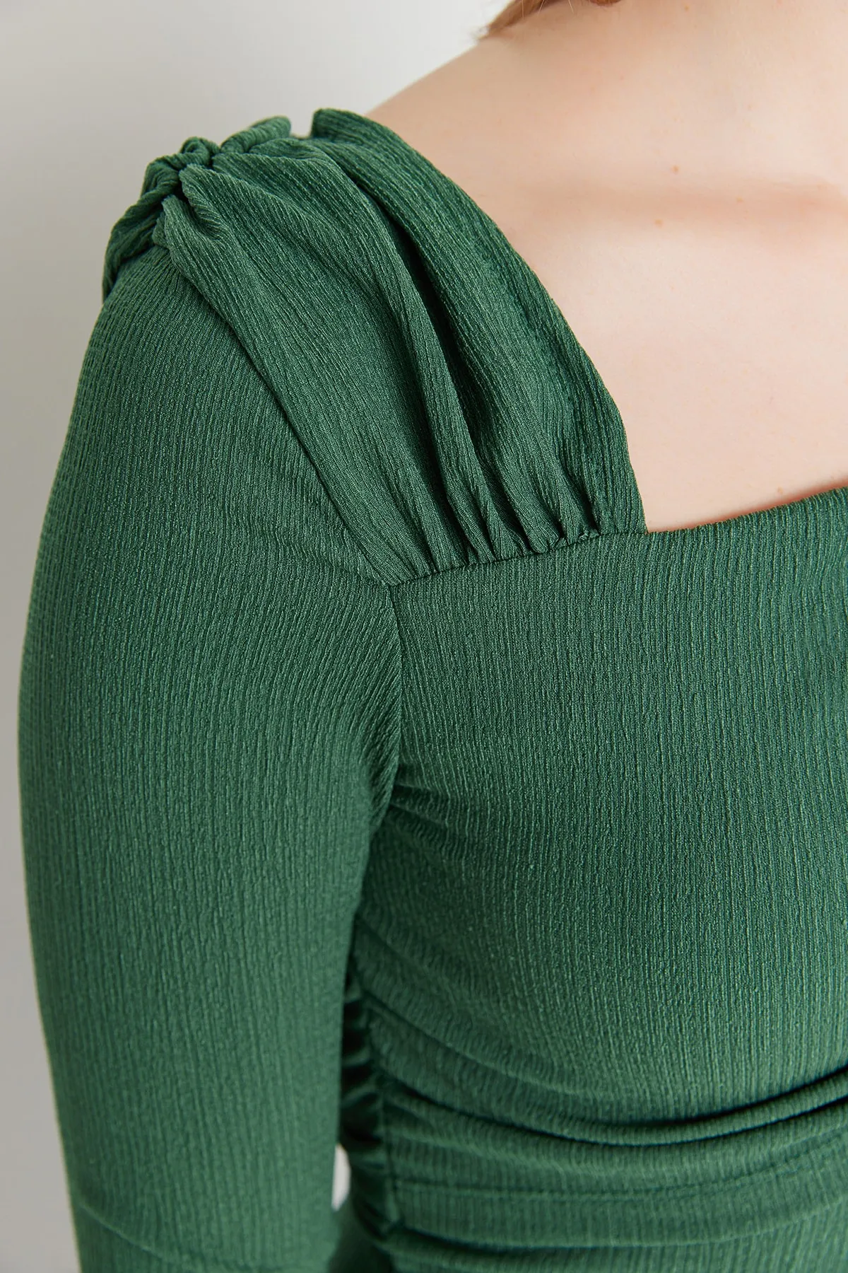 Trendyol Collection  Smaragdgrüner asymmetrischer Kragen, drapierter taillierter/körperbetonter Strickbody mit Wickelnieten TWOAW23BD00043
