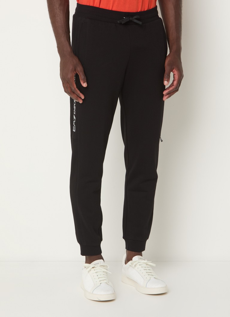 Pantaloni de trening slim fit de la Emporio Armani, cu logo și buzunare laterale.