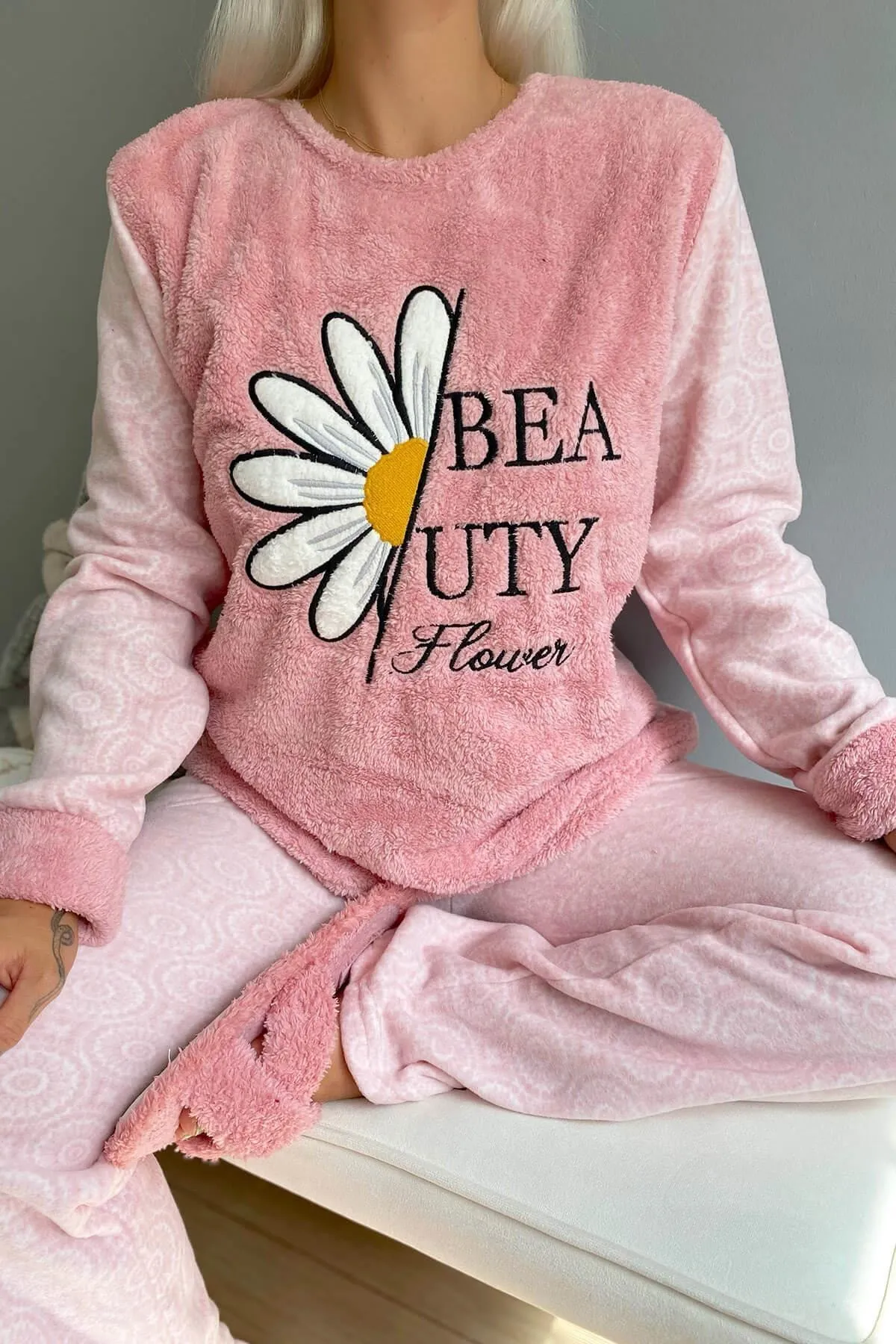 Pijamaevi  Plüsch-Pyjama-Set für Damen mit rosa Gänseblümchenmuster