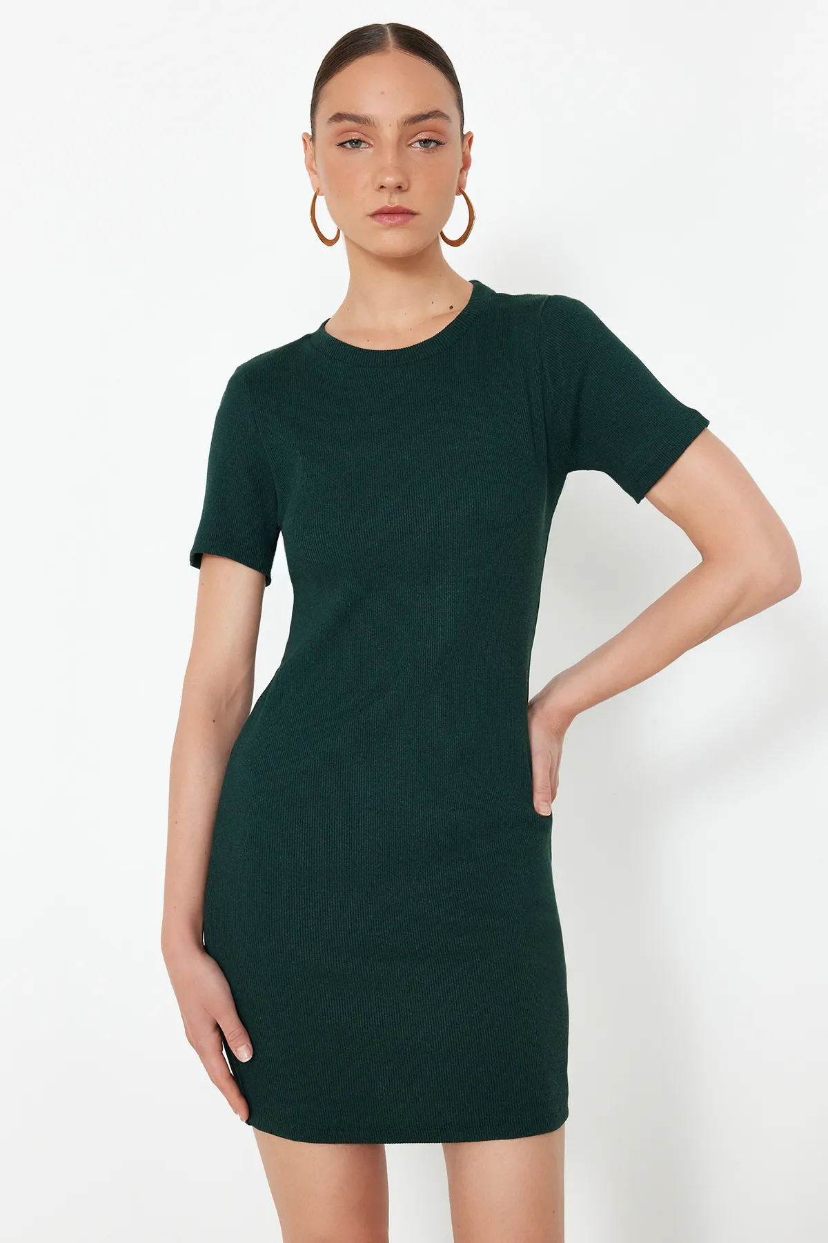 Trendyol Collection  Smaragdgrünes, figurbetontes Mini-Bleistiftkleid aus geripptem Strick mit Rundhalsausschnitt TWOSS19AD0053