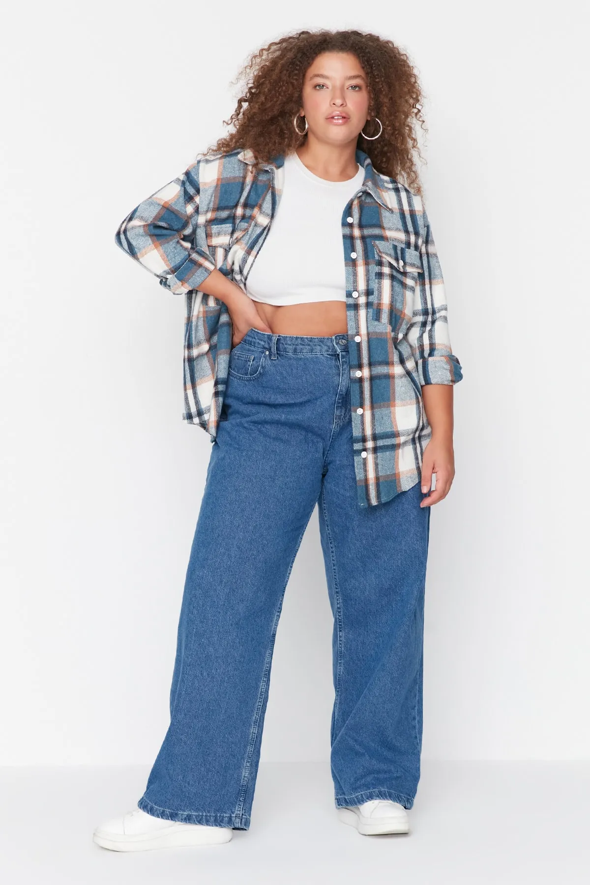 Trendyol Curve  Blaue, weit geschnittene Jeans mit hoher Taille TBBAW23CJ00020