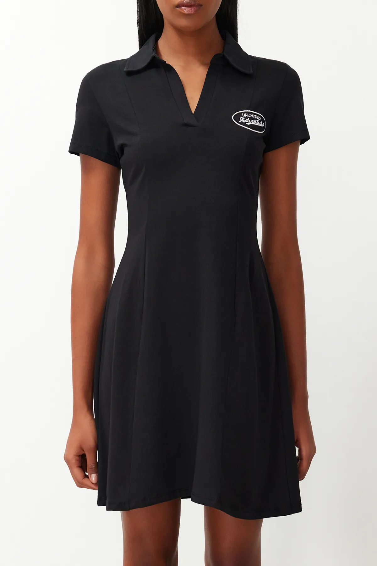 Trendyol Collection  Schwarzes Skater/Gürtelöffnung Stickerei Baumwolle Flexible Strick Mini Kleid TWOSS24EL00819