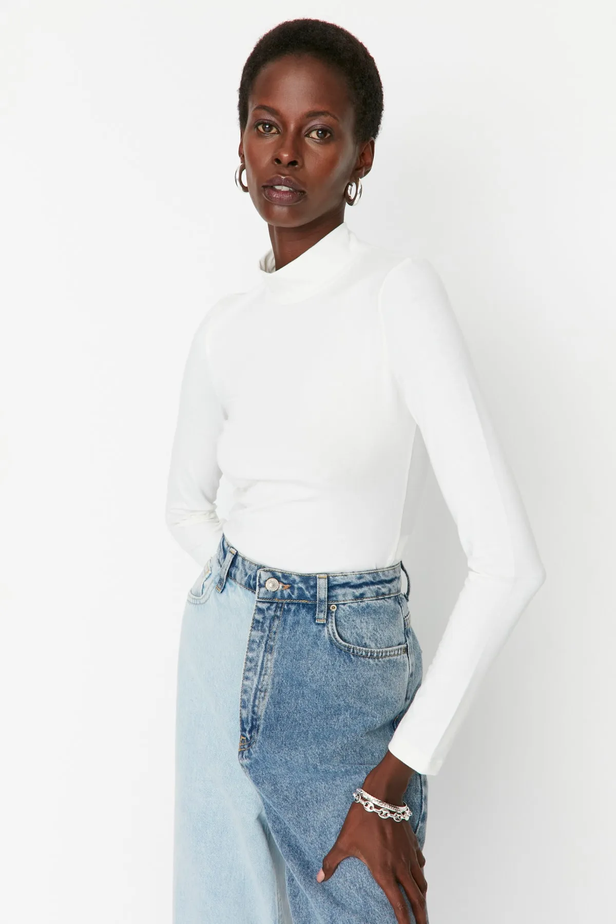 Trendyol Collection  Ecrufarbener Strick-Body mit Stehkragen und Druckknöpfen TWOAW21BD0008