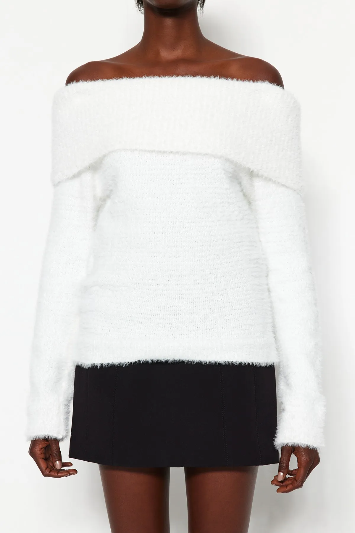 Trendyol Collection  Ecrufarbener Strickpullover mit Degaje-Kragen, Feder-/Bartfaden-Muster TWOAW24KZ00121