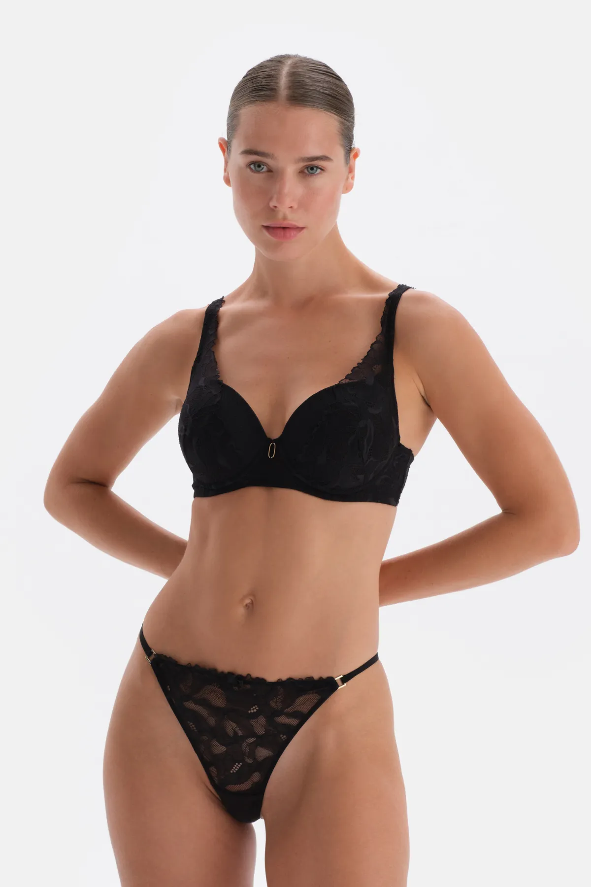 Dagi  Schwarzer Tanga mit Spitze und Accessoires