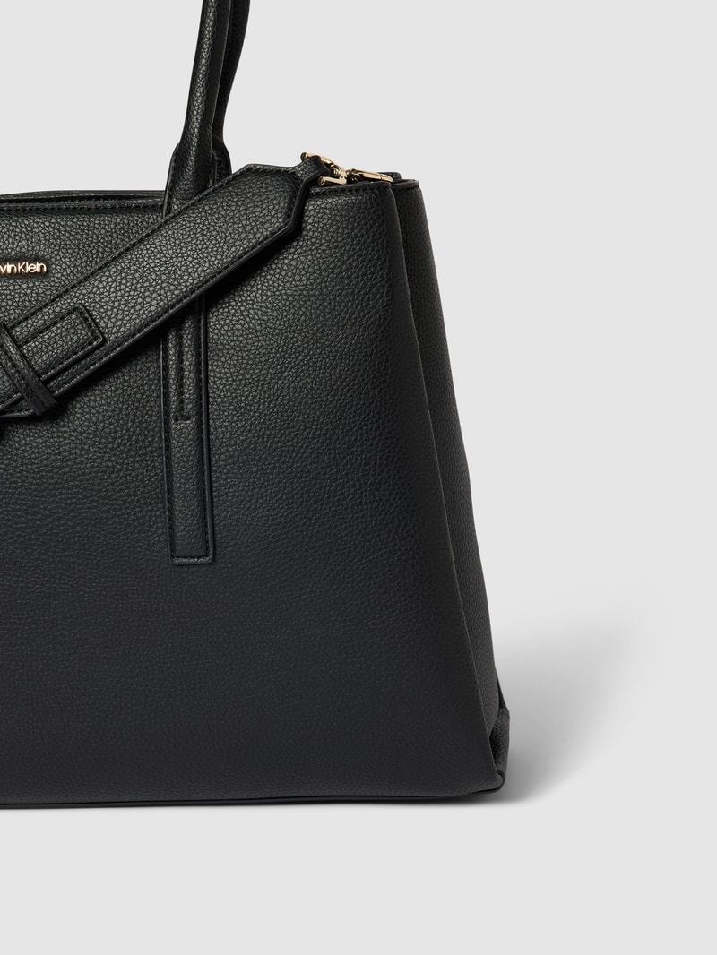 Handtasche mit Strukturmuster in schwarz