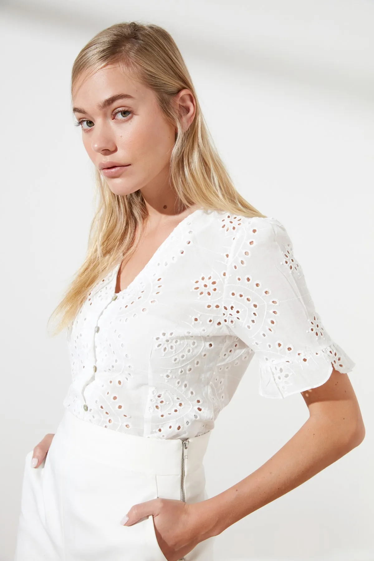 Trendyol Collection  Ecru bestickte Webbluse TWOSS20BZ1019