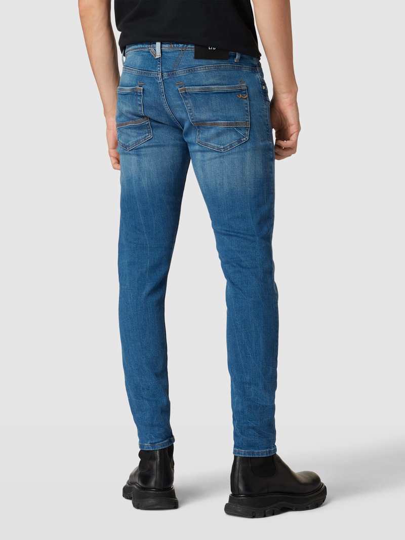 Jeans mit Label-Patch Modell 'Servando' in blau