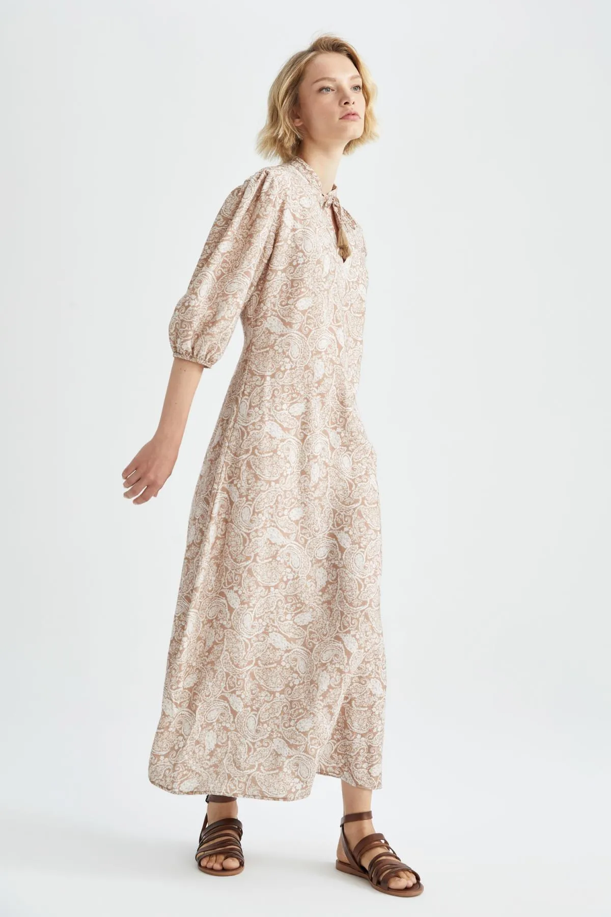 DeFacto  Maxikleid mit A-Linien-Kragen, Quasten und Ballonärmeln
