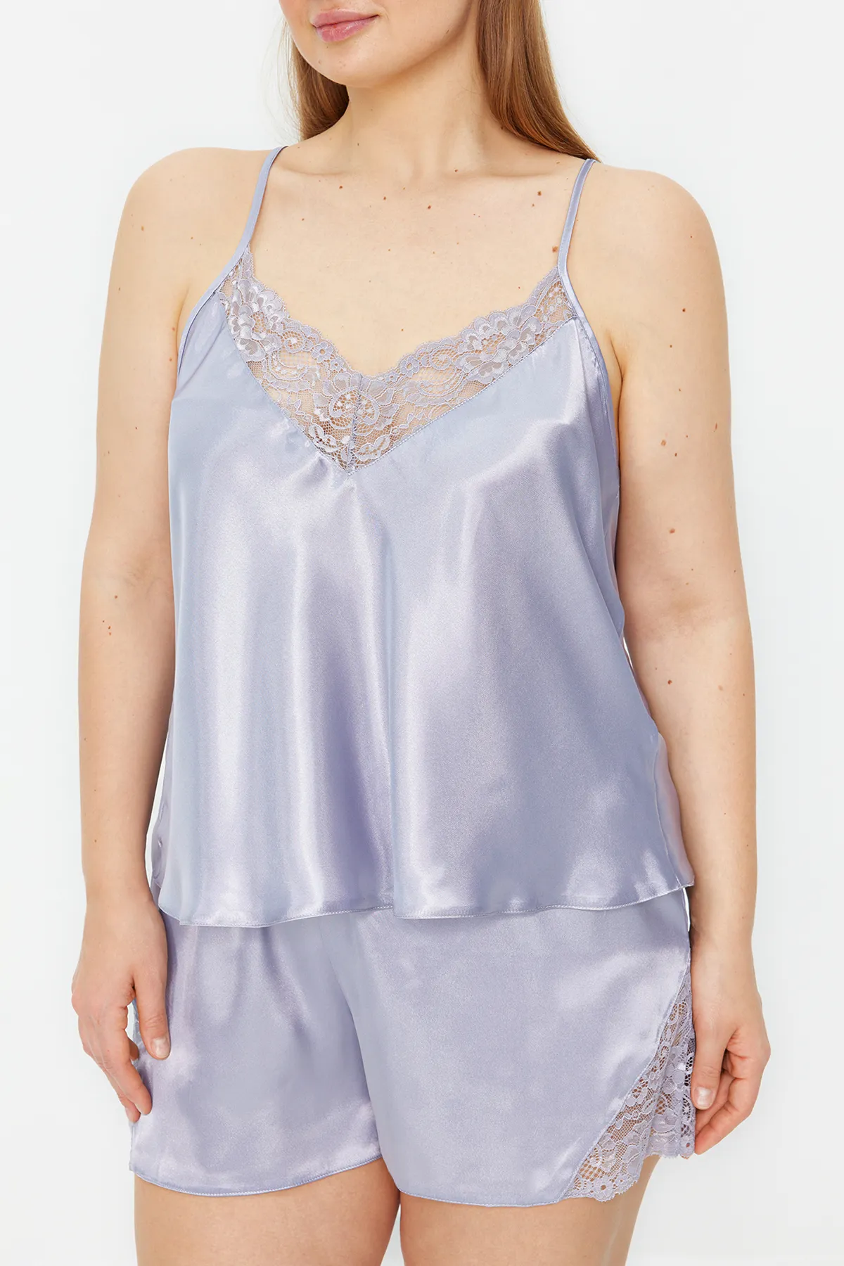 Trendyol Curve  Hellblaues Pyjama-Set aus gewebtem Satin mit Spitzendetails TBBSS23AI00020
