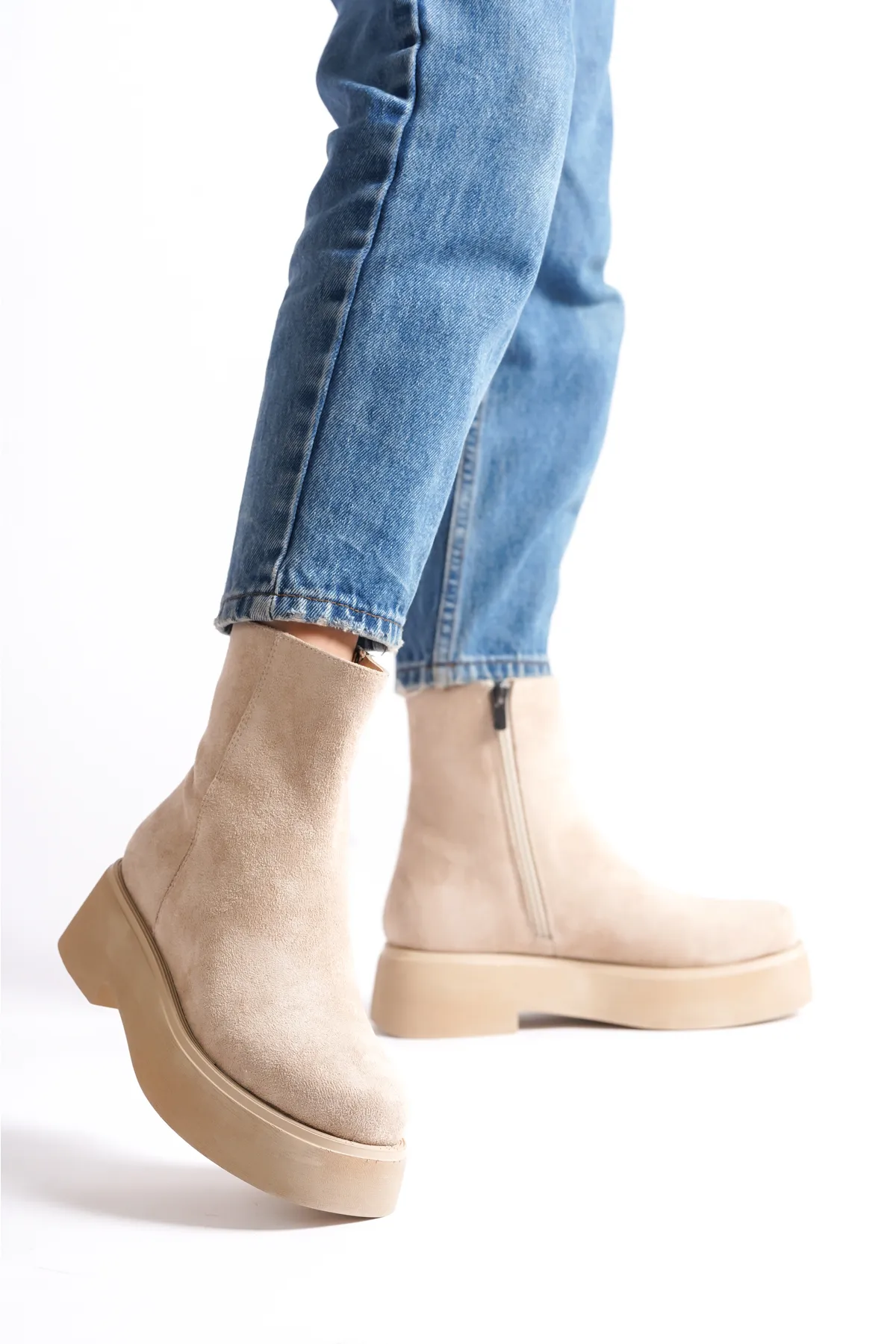 Capone Outfitters  Damenstiefel mit runder Spitze, seitlichem Reißverschluss und Trak-Sohle