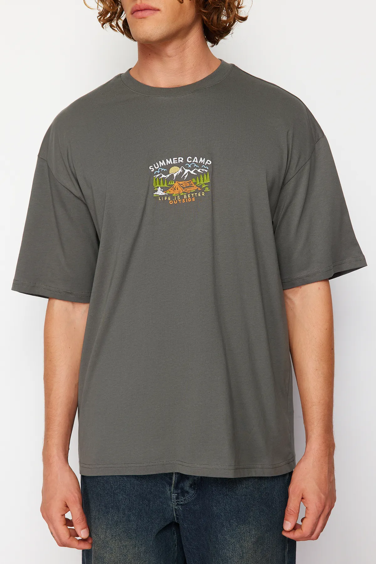 Trendyol Collection  Anthrazitfarbenes, übergroßes/weit geschnittenes, kurzärmliges, landschaftlich besticktes T-Shirt aus 100 % Baumwolle TMNSS23TS00243