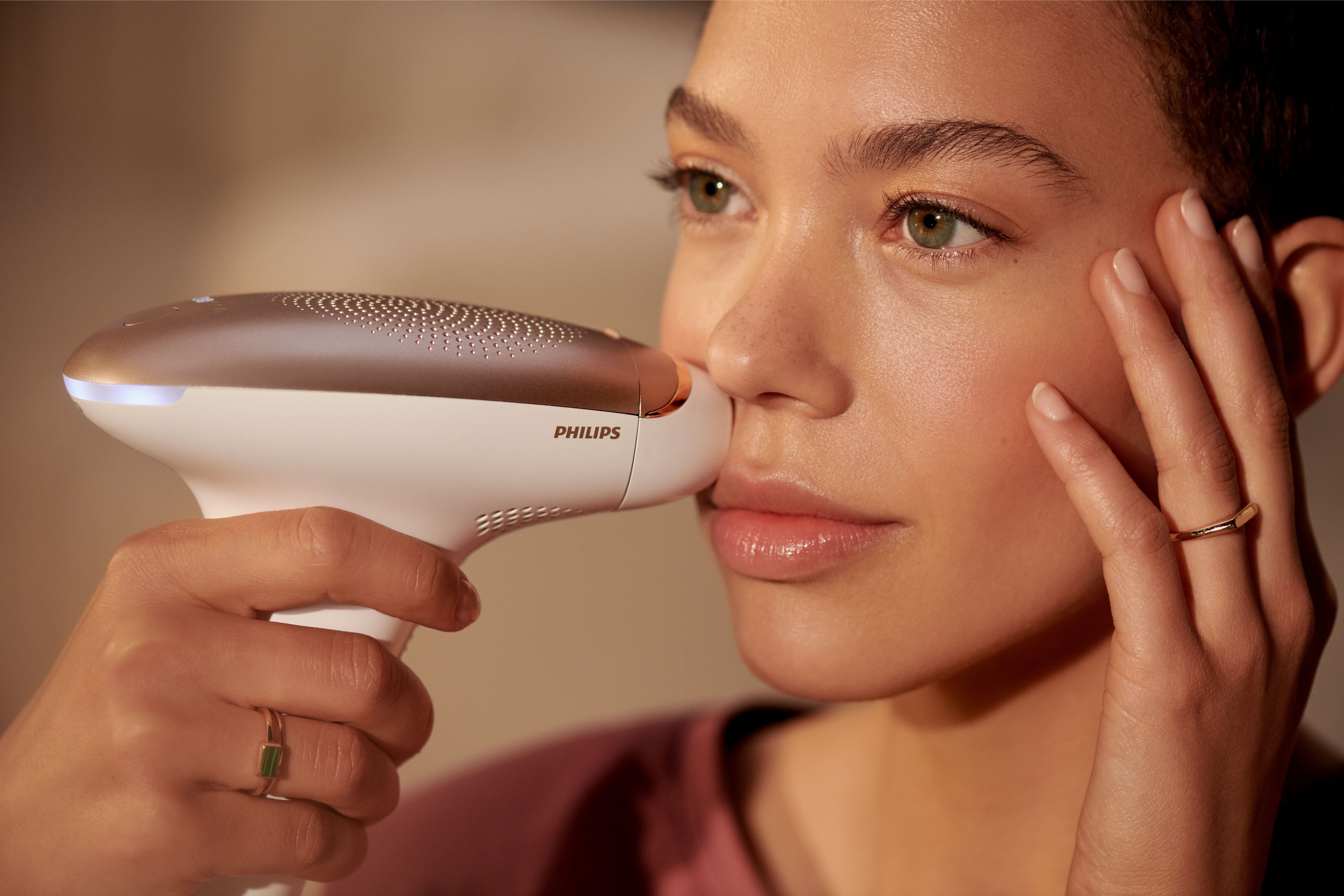 Philips IPL-Haarentferner Lumea S7000 BRI921/00, 250000 Lichtimpulse, 2 Aufsätze (Körper und Gesicht), inkl. Präzisionstrimmer