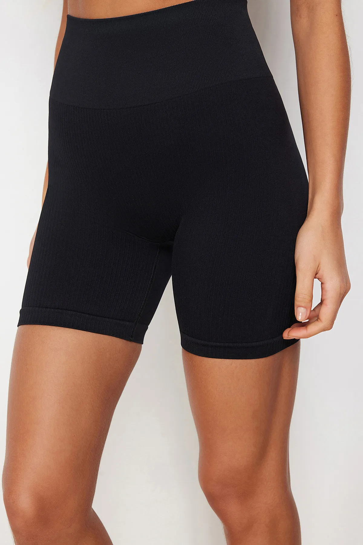 Trendyol Collection  Schwarze nahtlose/nahtlose Push-Up-Sportshorts aus Strick mit Kordelzug/kurze Leggings THMSS24TY00008