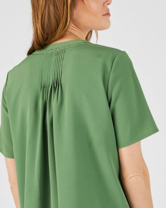 Blouse à plis et macramé