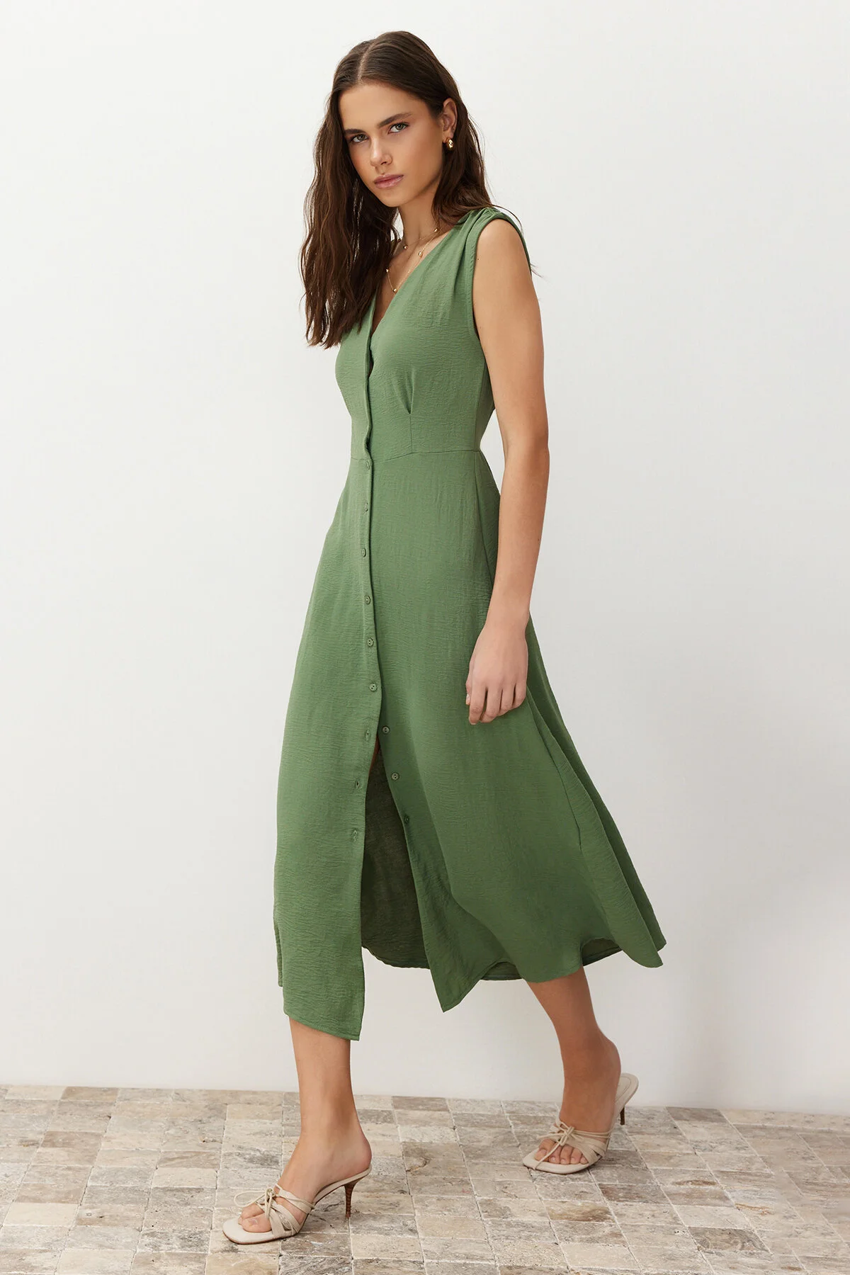 Trendyol Collection  Khakifarbenes, gewebtes Midi-Hemdkleid mit Knöpfen TWOSS24EL00442