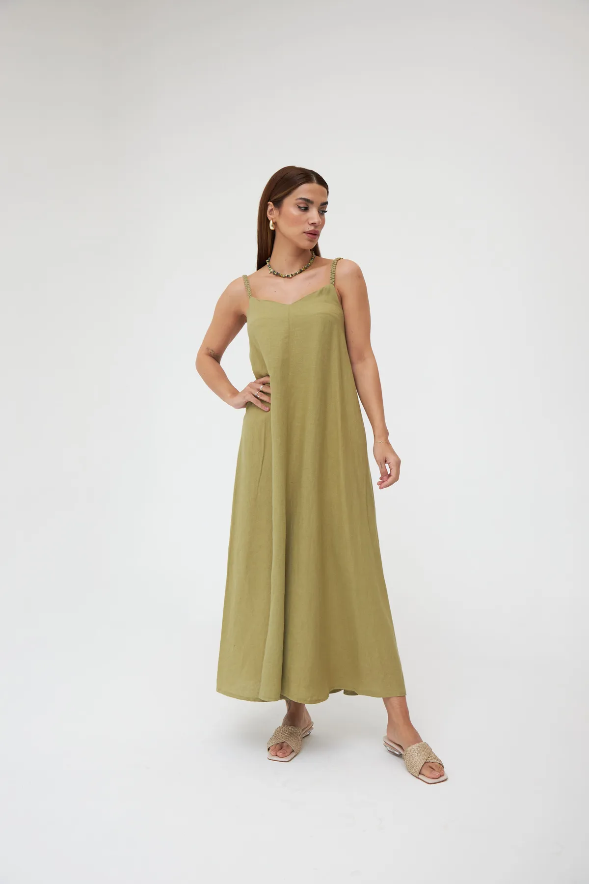 Laluvia  Langes Kleid aus khakifarbenem Strick mit Trägern aus Leinen
