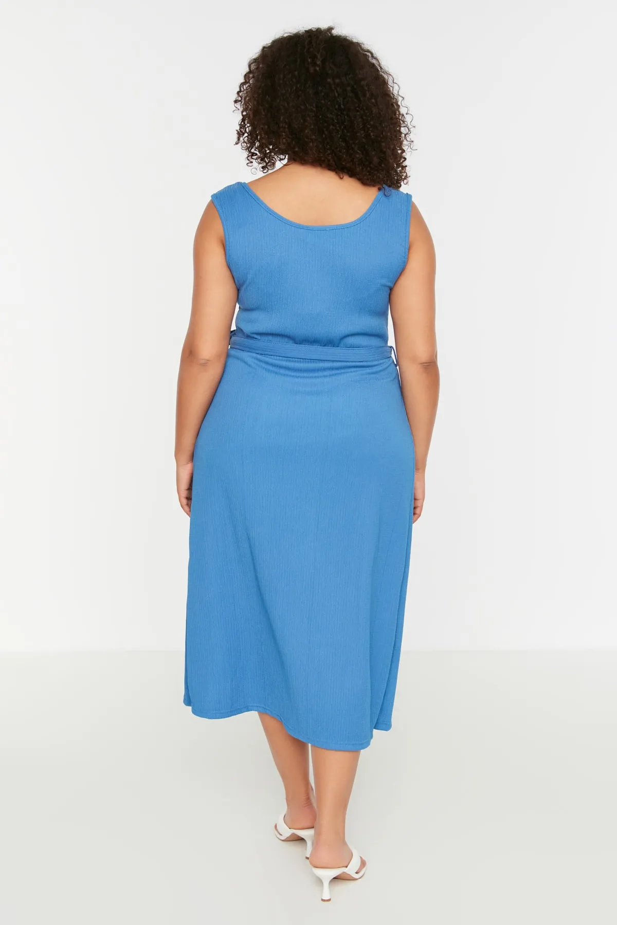 Trendyol Curve  Blaues zweireihiges Strickkleid mit Gürtel TBBSS22AH0144