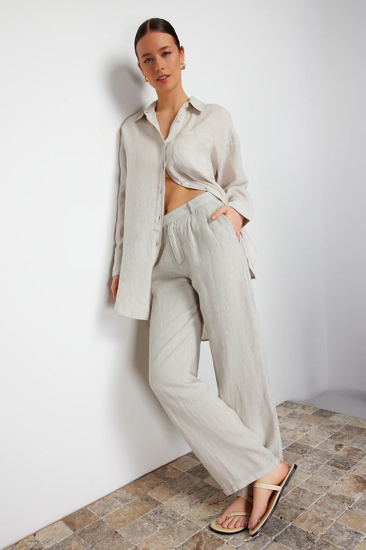 Trendyol Collection  Graue Plisseehose aus 100 % Leinen mit hoher Taille und weitem Bein TWOSS24JE00245