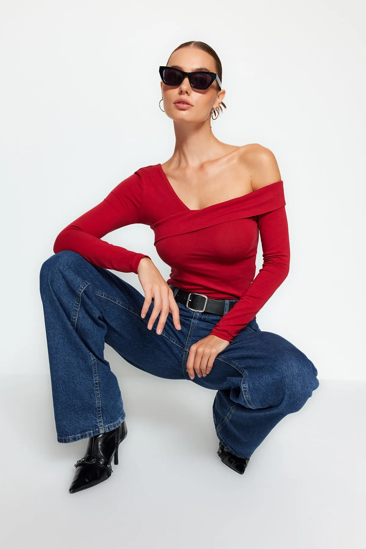 Trendyol Collection  Burgunderrote, eng anliegende, kurz geschnittene Strickbluse aus Baumwolle mit dehnbarem Volant TWOAW24BZ00161