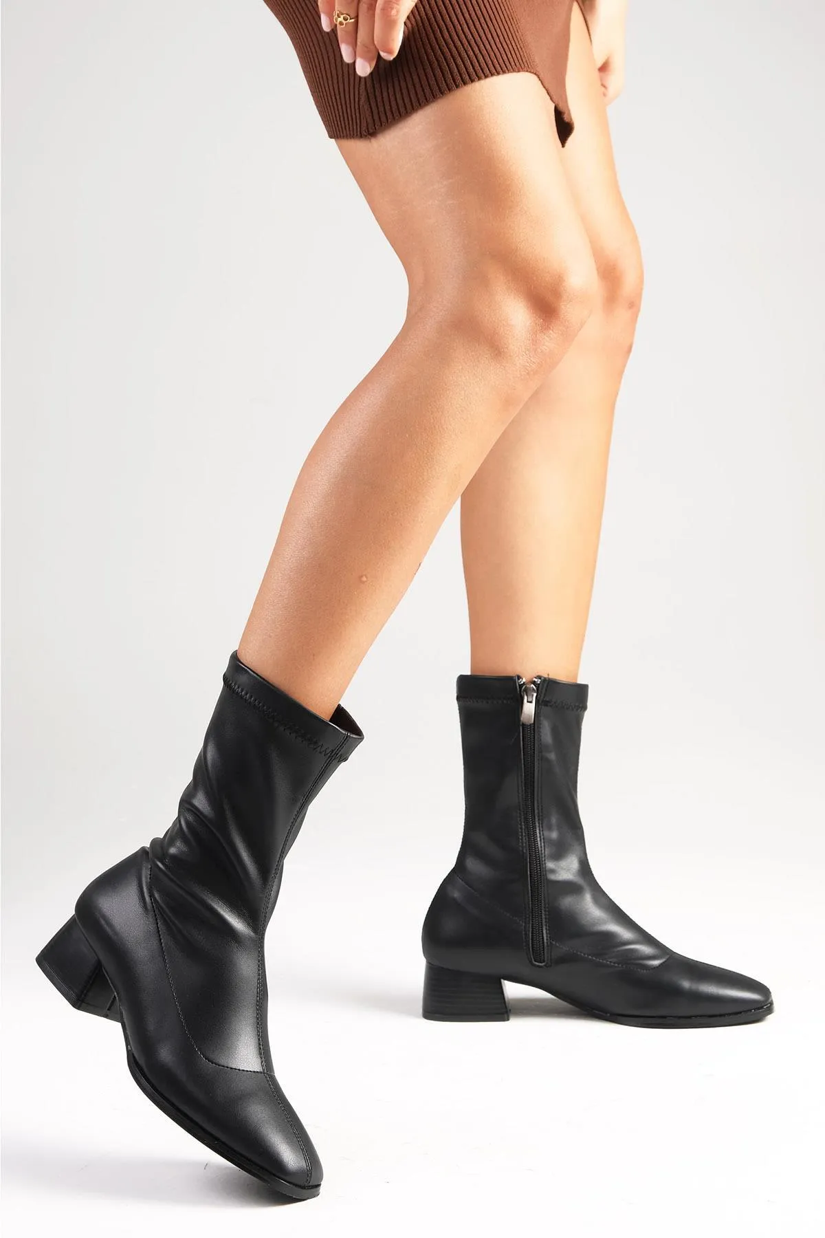 Mio Gusto  Erica Schwarze Stretchstiefel für Damen mit stumpfer Spitze und kurzem Absatz