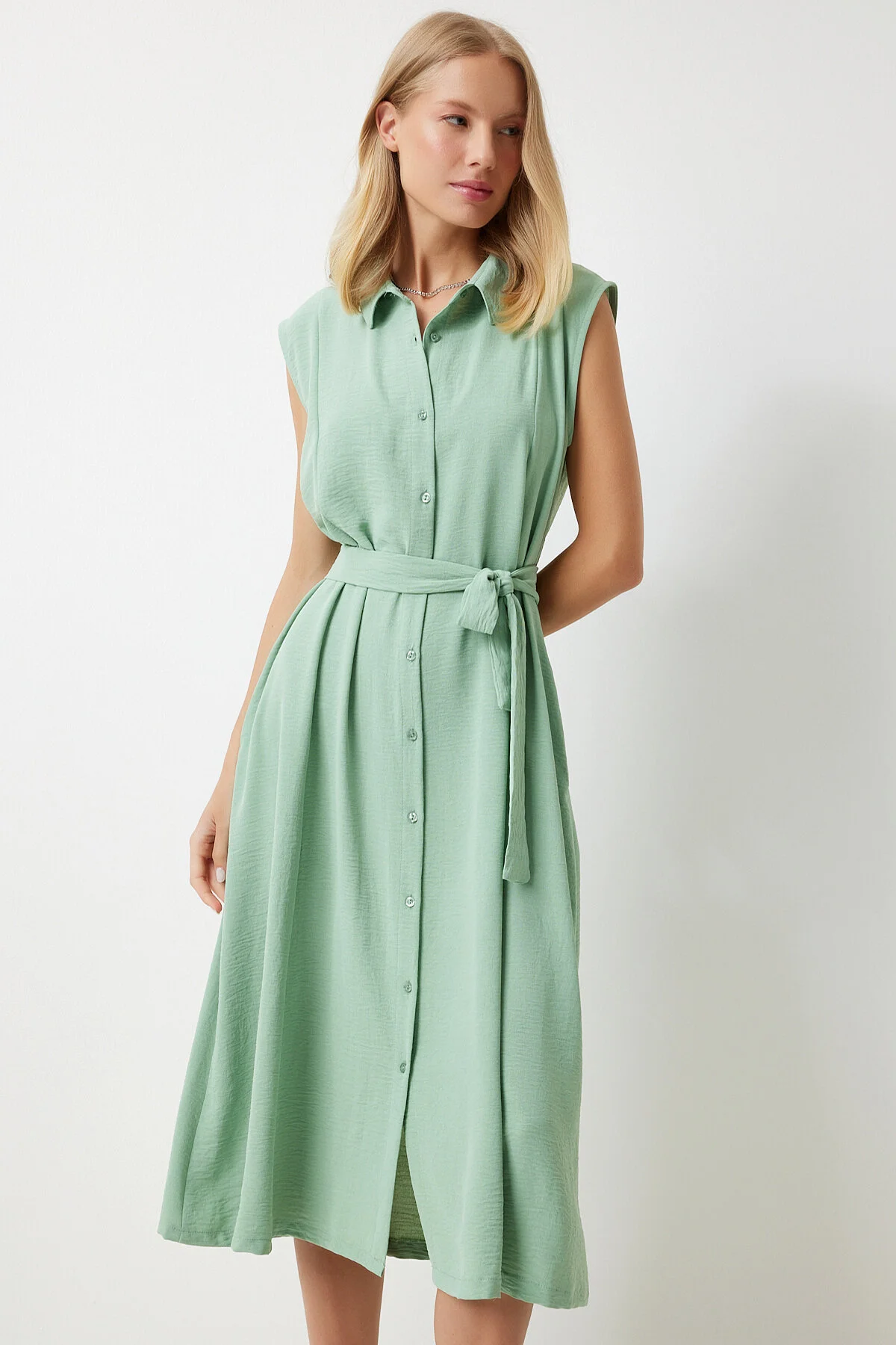 Happiness İstanbul  Grünes Sommer-Hemdkleid aus Leinen-Viskose mit Gürtel für Damen DD00927