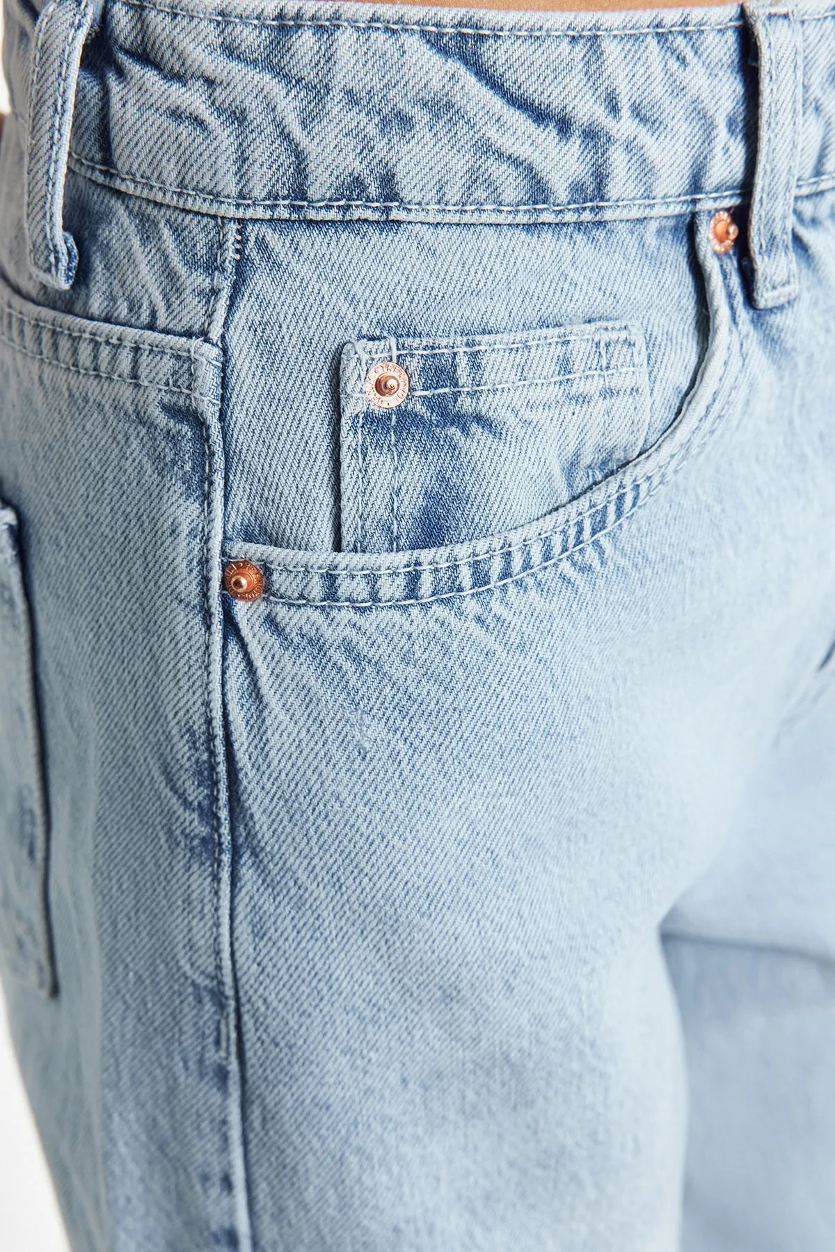 Trendyol Collection  Blaue gerade Jeans mit hoher Taille TWOSS22JE0242