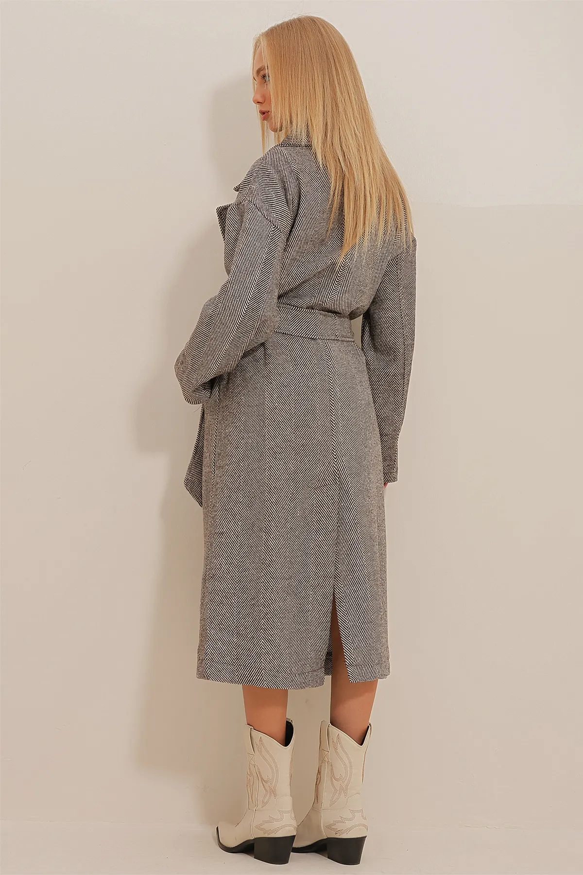 Trend Alaçatı Stili  Brauner zweireihiger Mantel für Damen mit Taillengürtel und Fischgrätmuster im Stempelmuster ALC-X10824