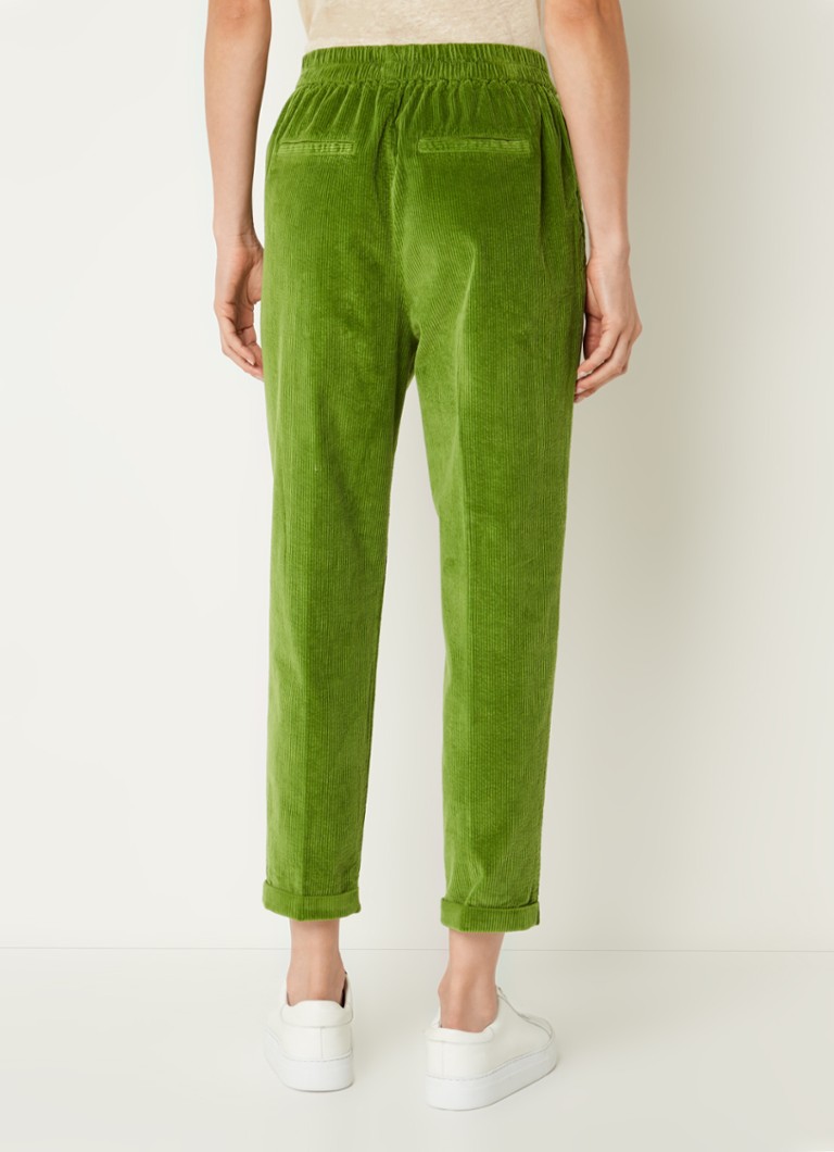 Pantaloni mulați din catifea reiată, cu talie înaltă și croială scurtă pe picior, de la Benetton.