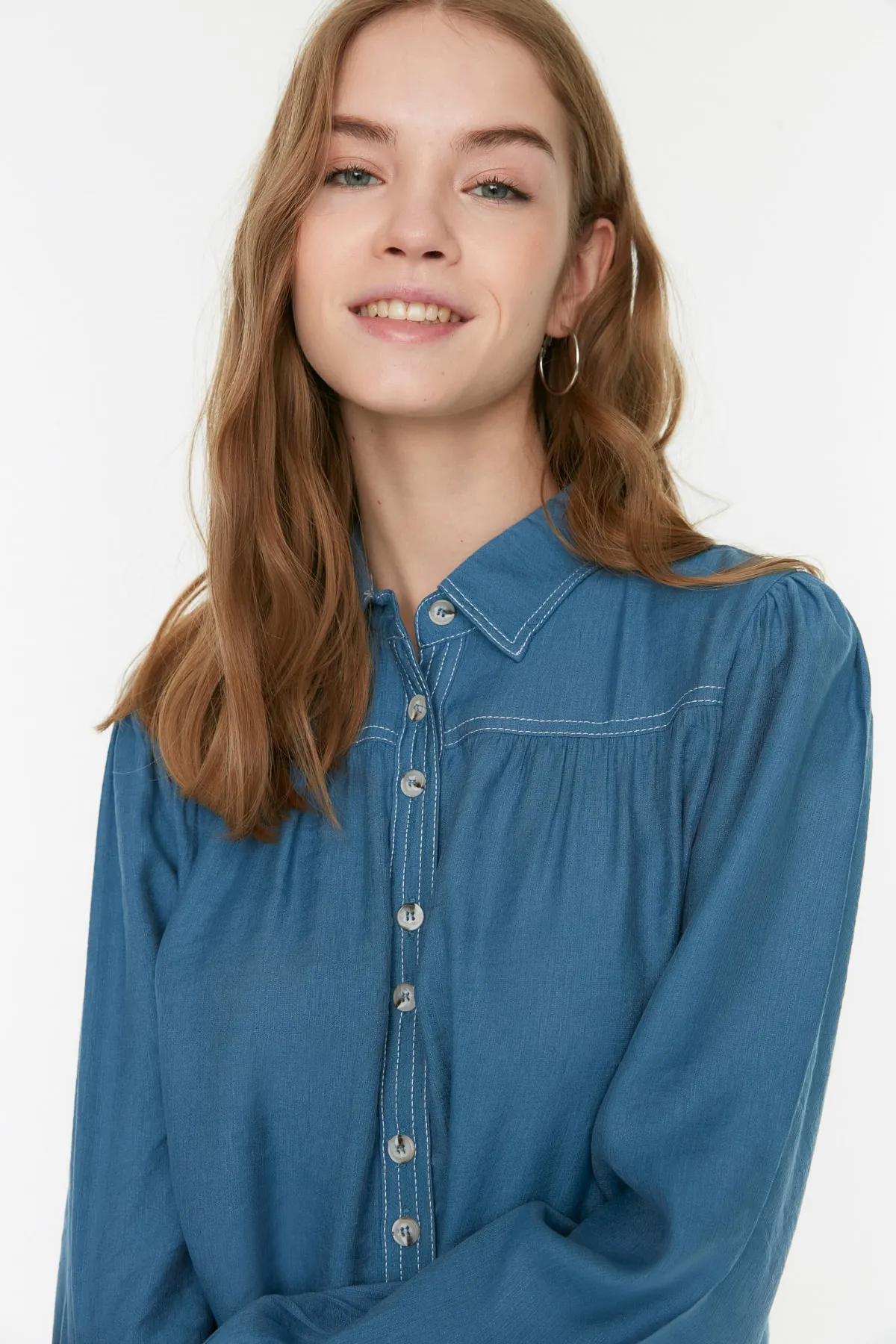 Trendyol Modest  Indigofarbenes Hemd aus gewebtem Leinen-Look mit Kontrastnähten und natürlichem Stoff TCTSS22GO0380