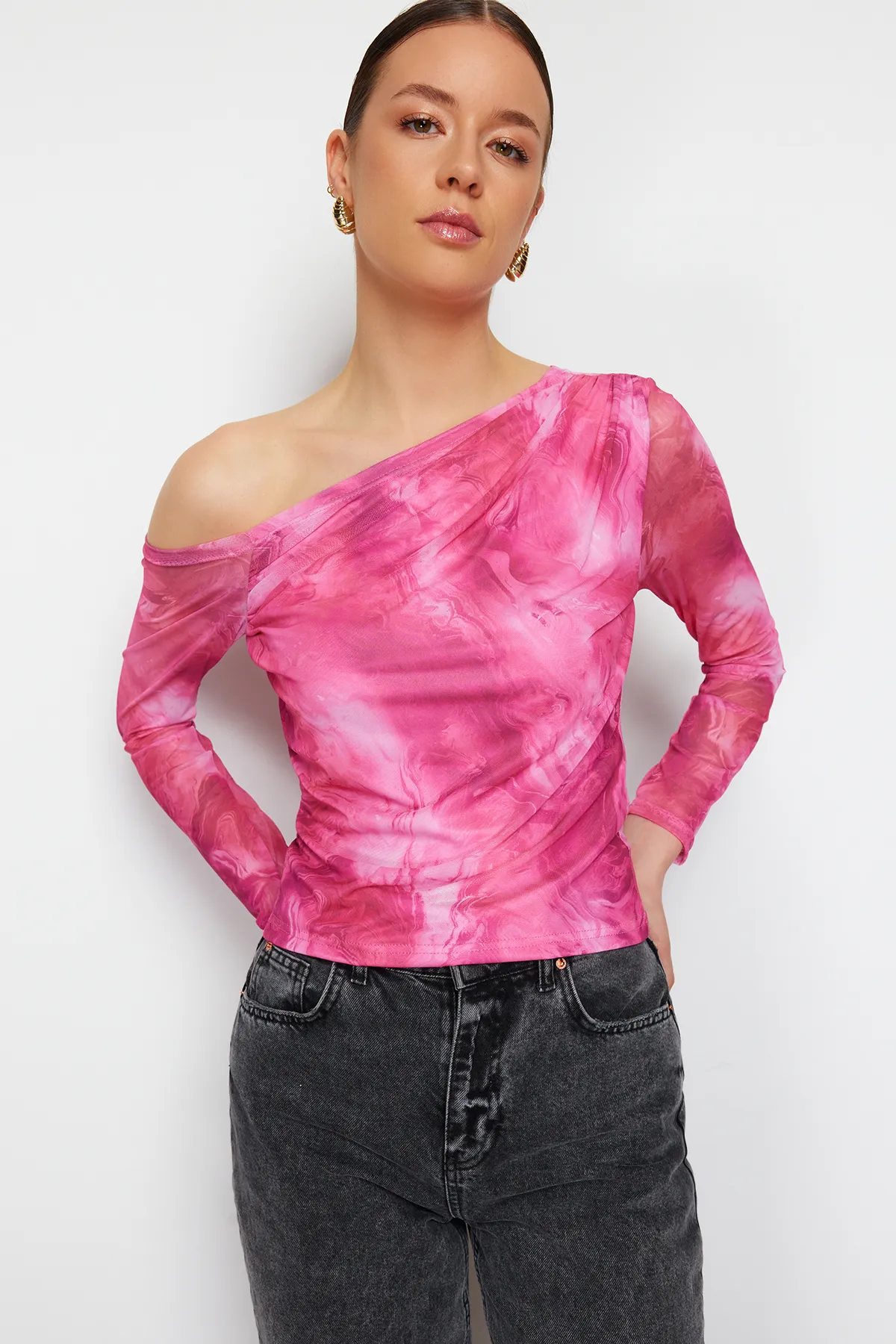 Trendyol Collection  Pink*001 Gemusterte, mit Tüll gefütterte Strickbluse mit asymmetrischem Kragen TWOAW24BZ00051