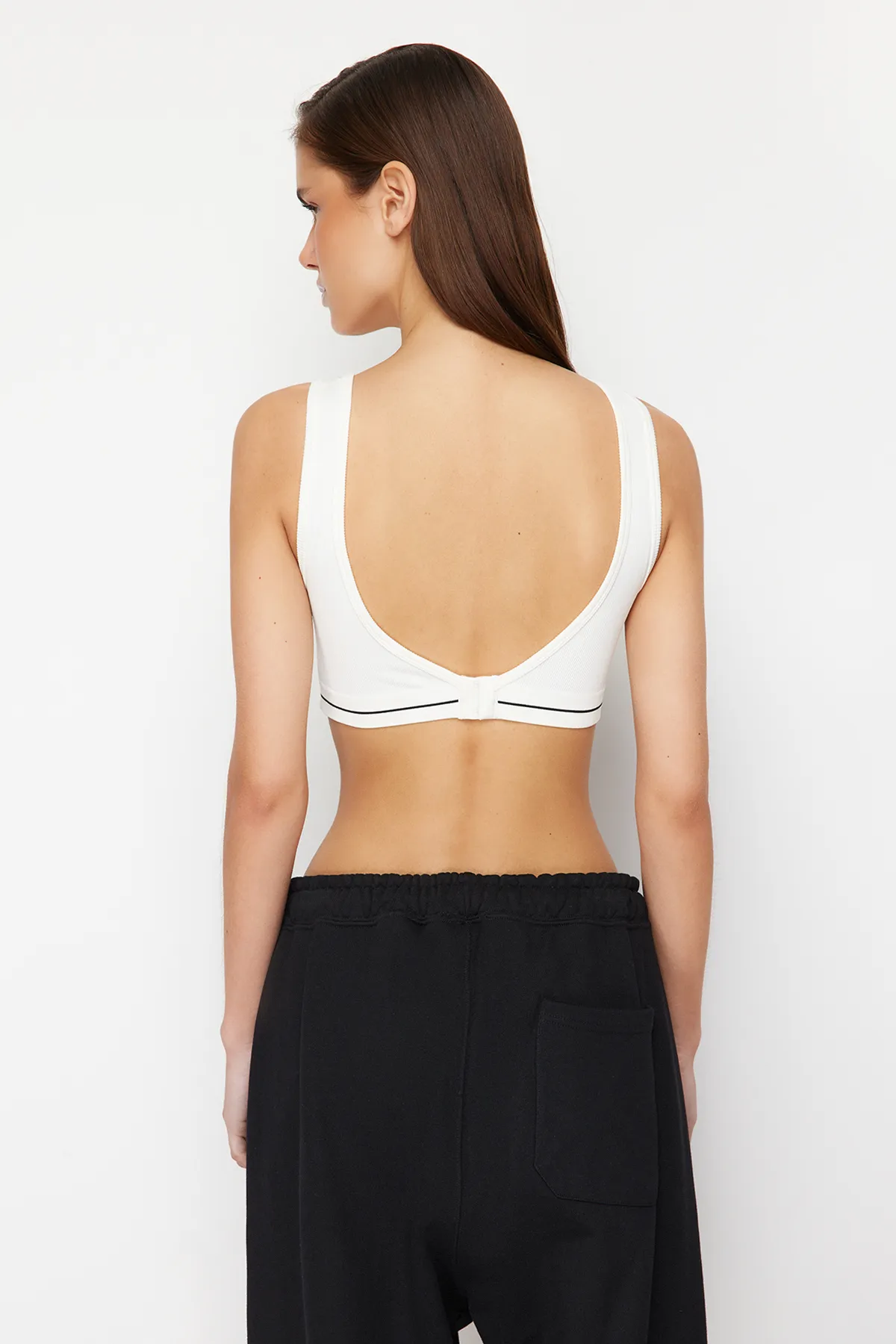 Trendyol Collection  Ecrufarbener nahtloser/nahtloser gestreifter bügelloser Bralette-Strick-BH THMSS24SU00049