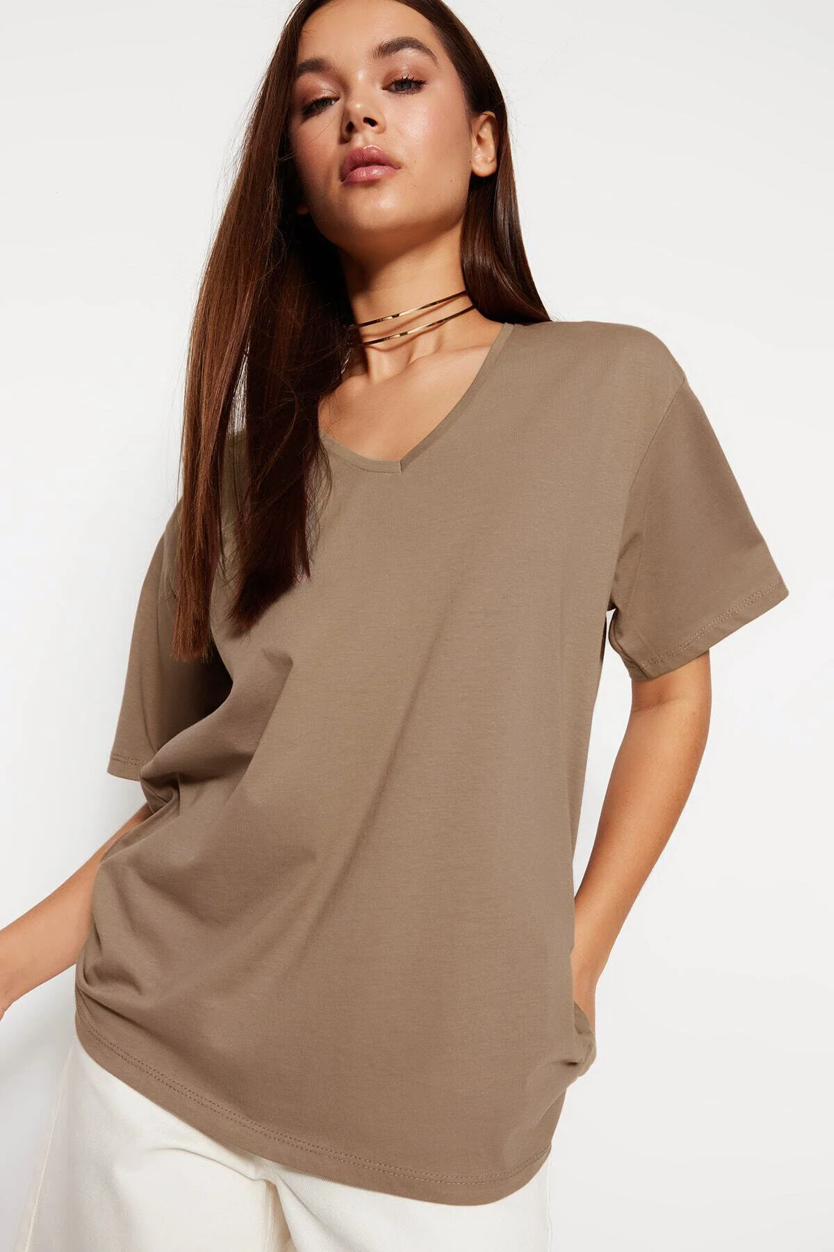 Trendyol Collection  Nerzfarbenes, 100 % Baumwolle, Oversize/weite Passform, V-Ausschnitt, Strick-T-Shirt TWOSS23TS00003