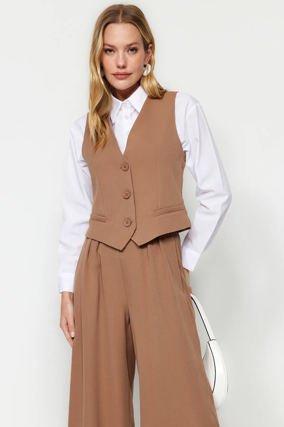 Trendyol Modest  Kamelfarbenes Set aus Weste und Hose aus gewebtem Oberteil und Unterteil TCTAW24US00066