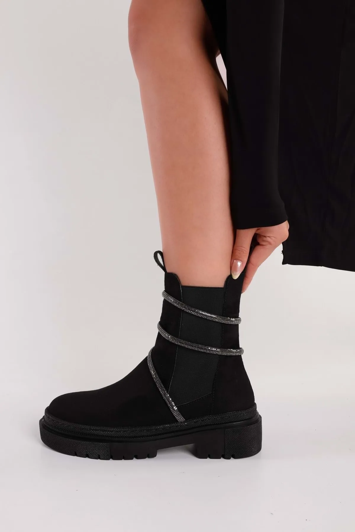 Shoeberry  Damen-Stiefel „Patray“ aus schwarzem Wildleder „Stony“ mit dicker Sohle und elastischen Stiefeln aus schwarzem Wildleder