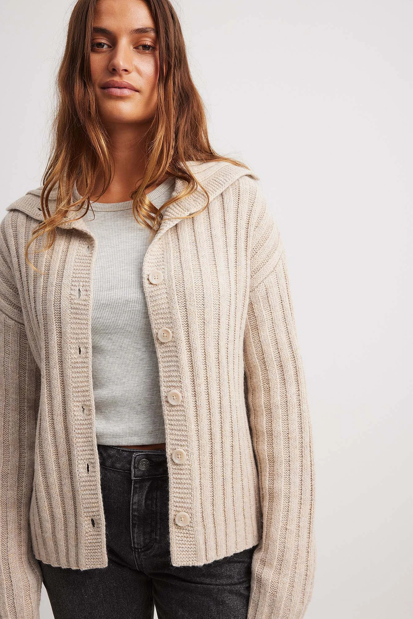 Gerippter Strickpullover mit Knopf