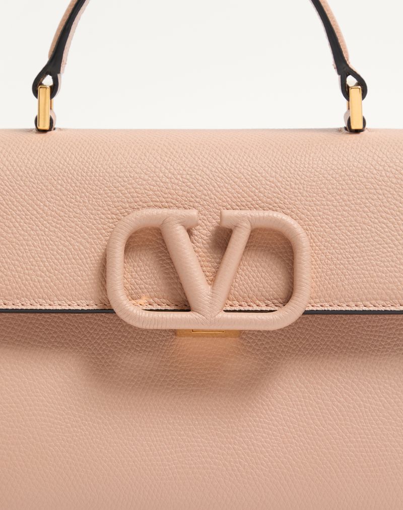 Bolsa Valentino Garavani Vsling pequena em couro de bezerro granulado.