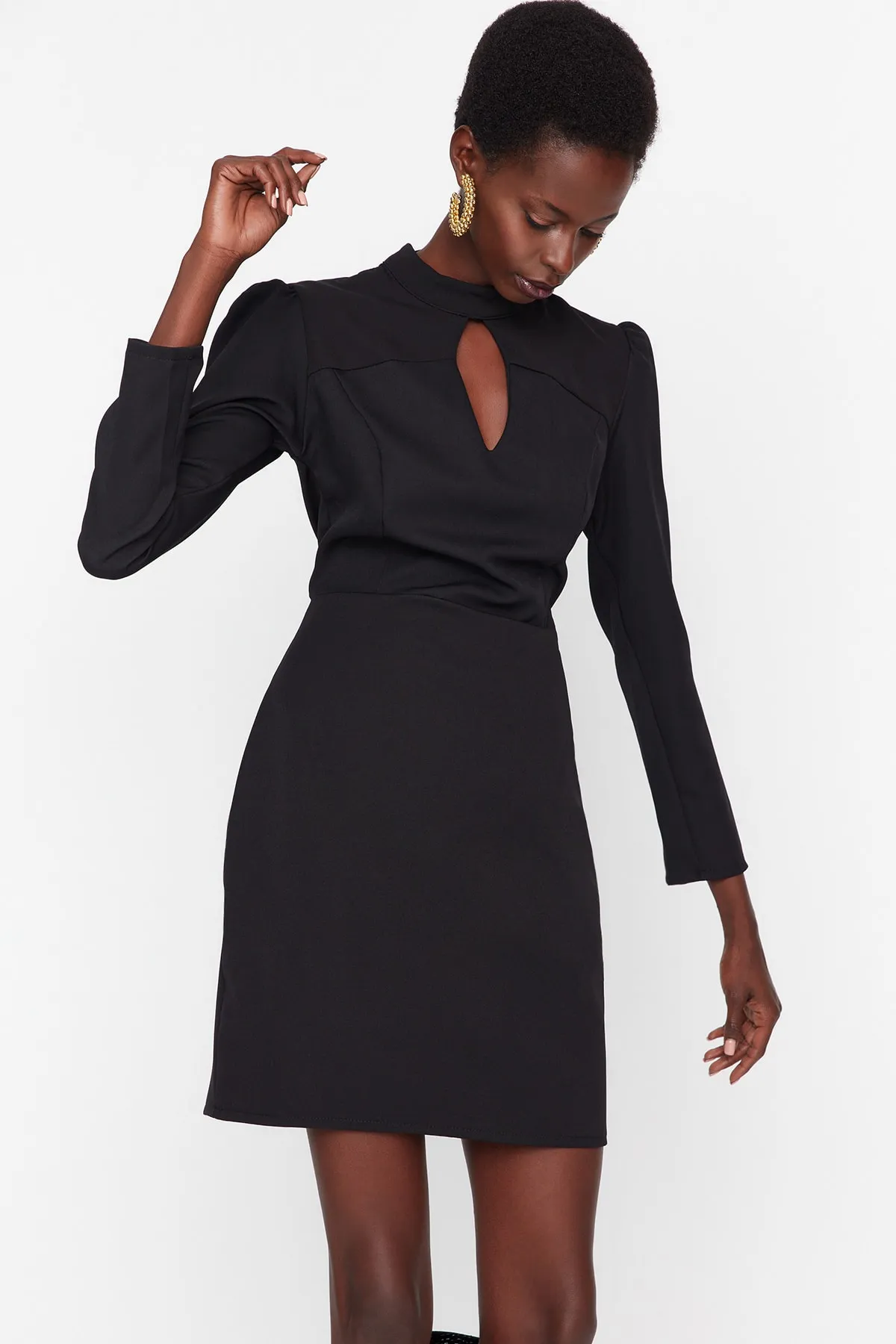 Trendyol Collection  Schwarzes Mini-Webkleid mit A-Linien-Kragen und detailliertem Detail TWOAW22EL0393