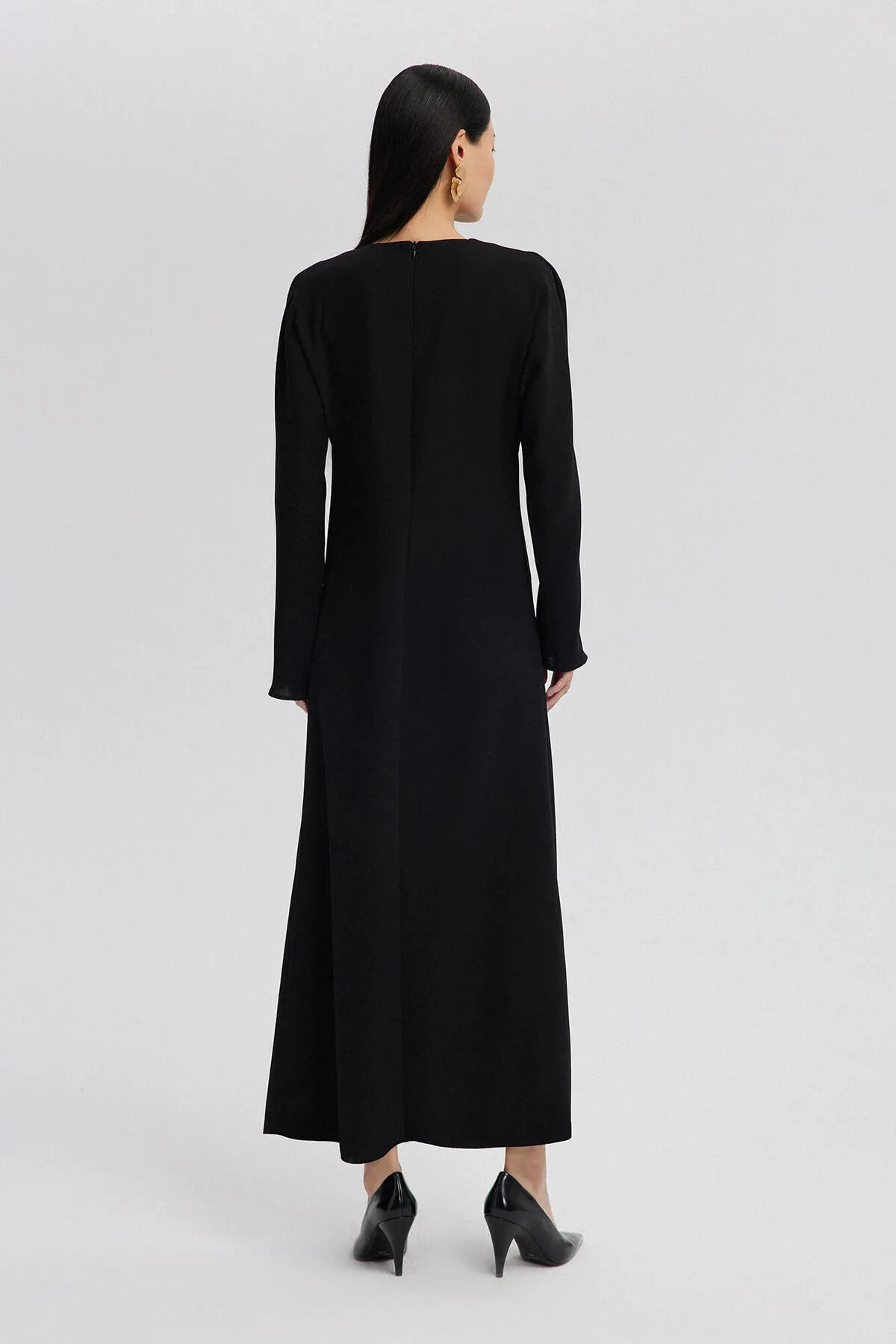 Touché Privé  KLEID AUS CRÉPE MIT ASYMMETRISCHEM KRAGEN UND DETAIL