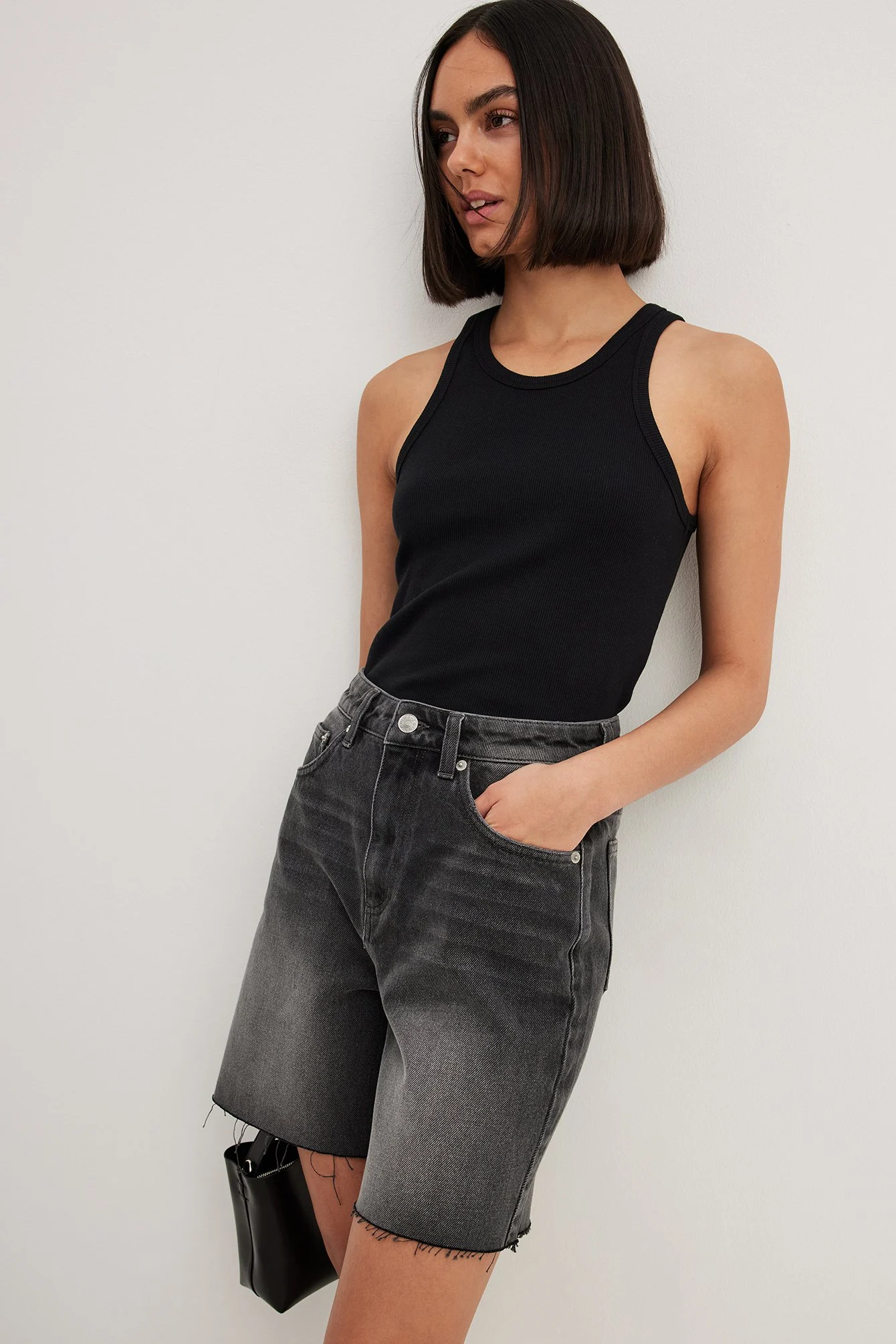 Hochtaillierte Denim-Shorts mit rohem Saum