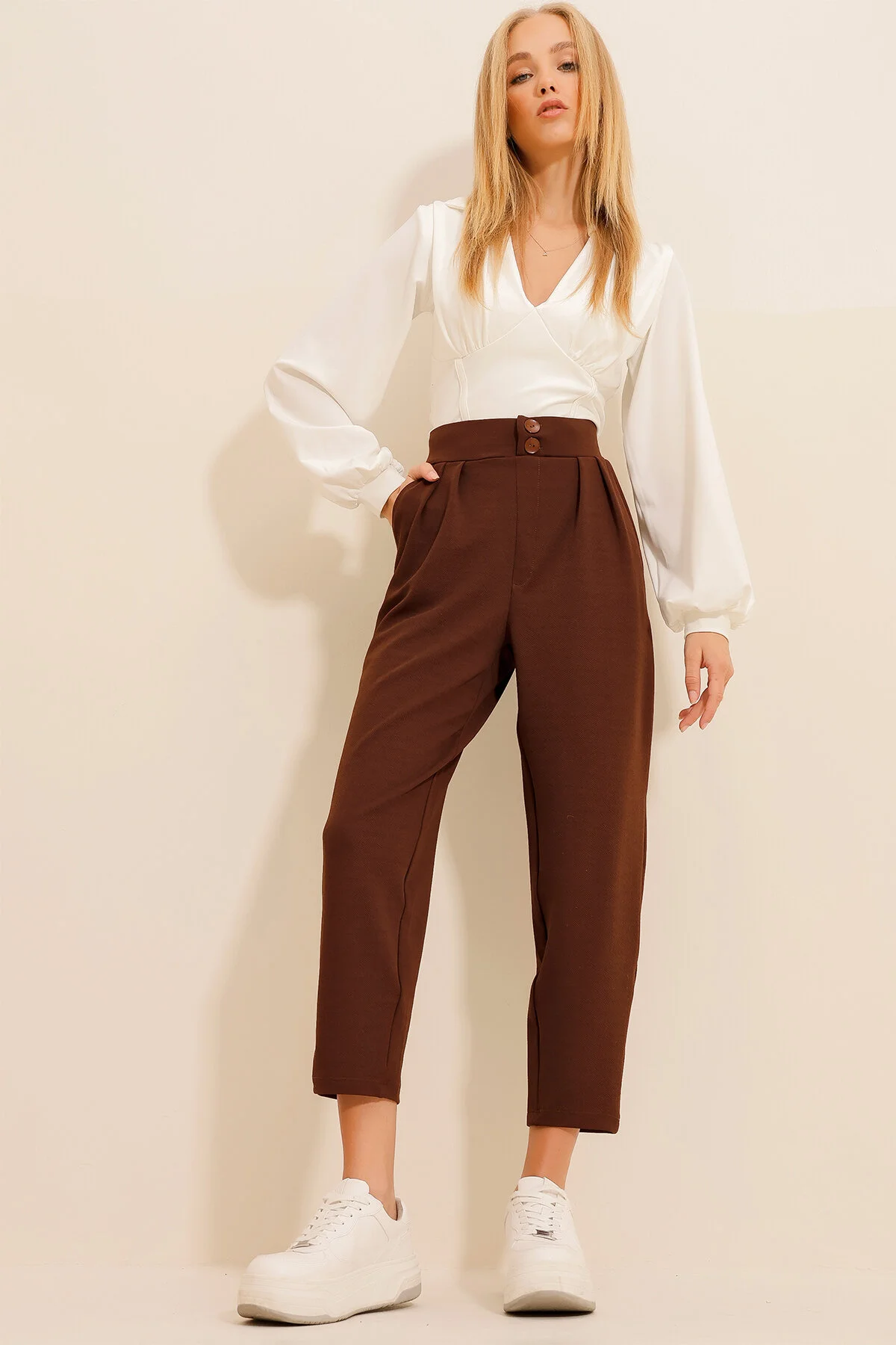 Trend Alaçatı Stili  Braune Karottenhose mit hoher Taille für Damen ALC-X11148