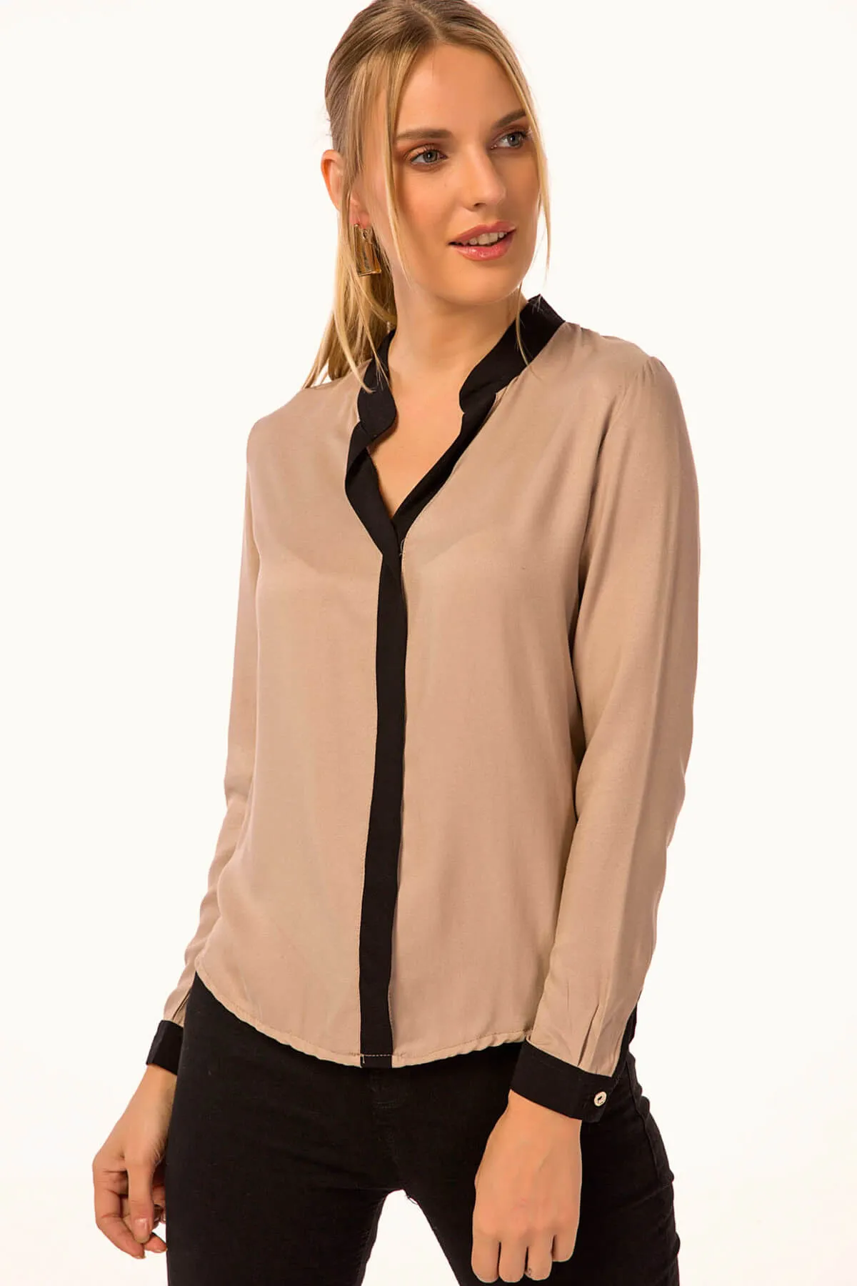 armonika  Beigefarbenes, vorne gestreiftes Damenhemd ARM-18K001255