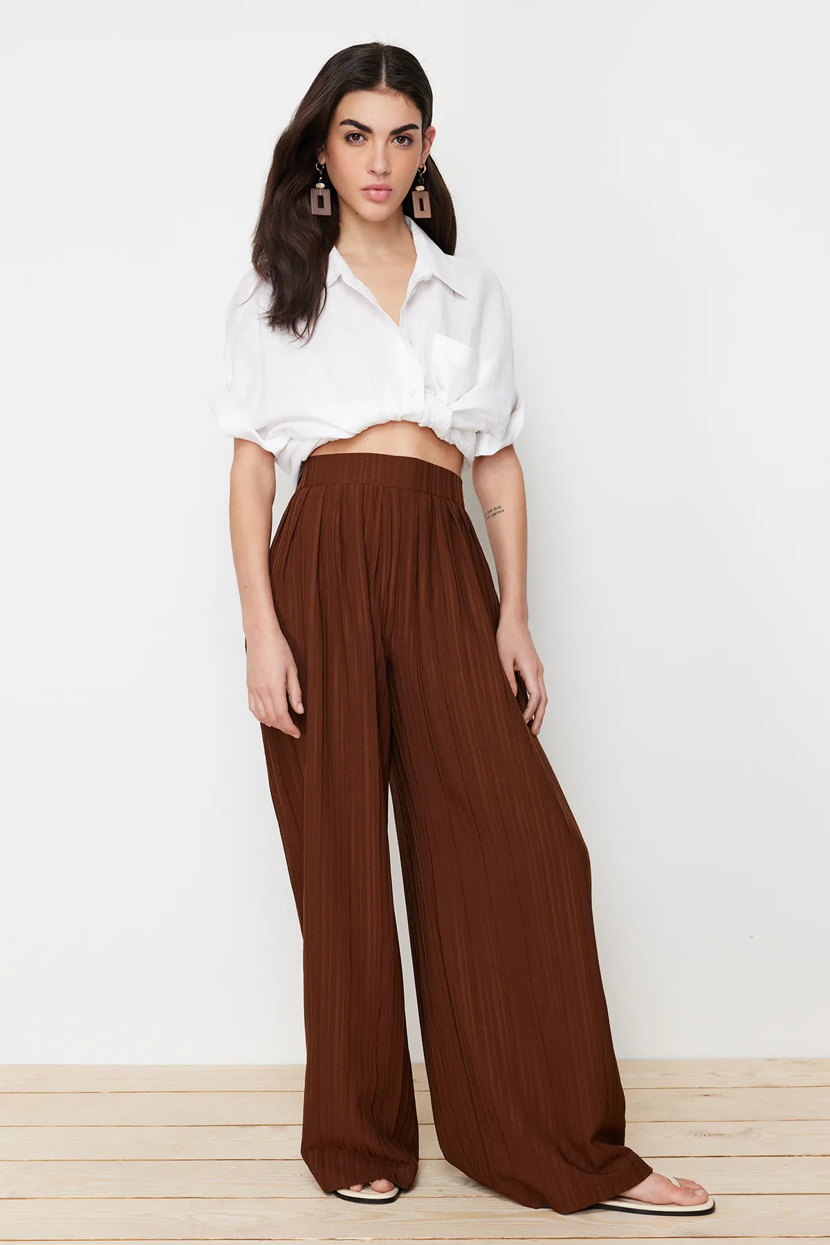 Trendyol Collection  Dunkelbraune, gewebte Hose aus strukturiertem Stoff mit weitem Bein und Faltendetails TWOSS24PL00057