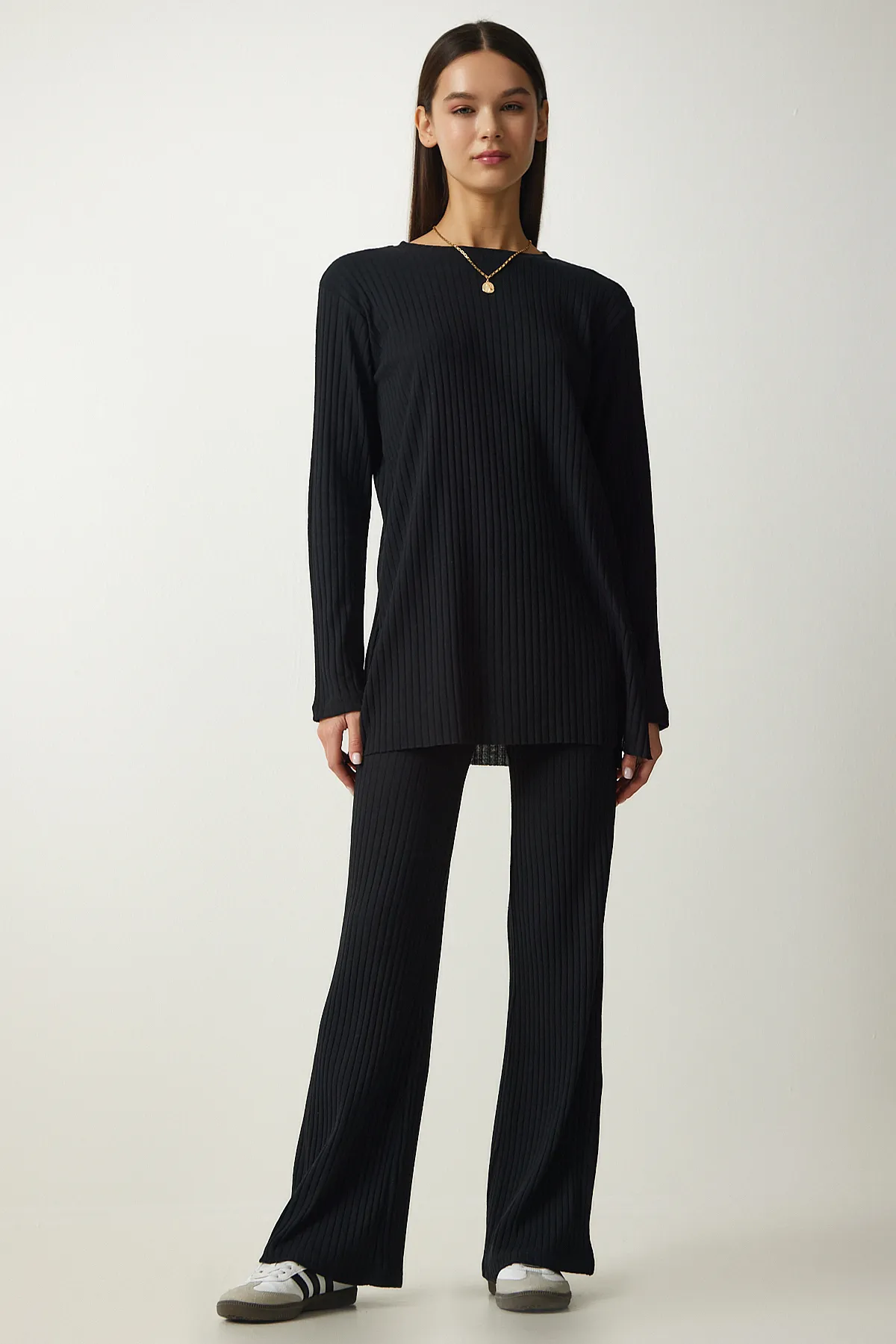 Happiness İstanbul  Schwarzes Damen-Set aus schnurgebundener Strickbluse und Hose OW00008