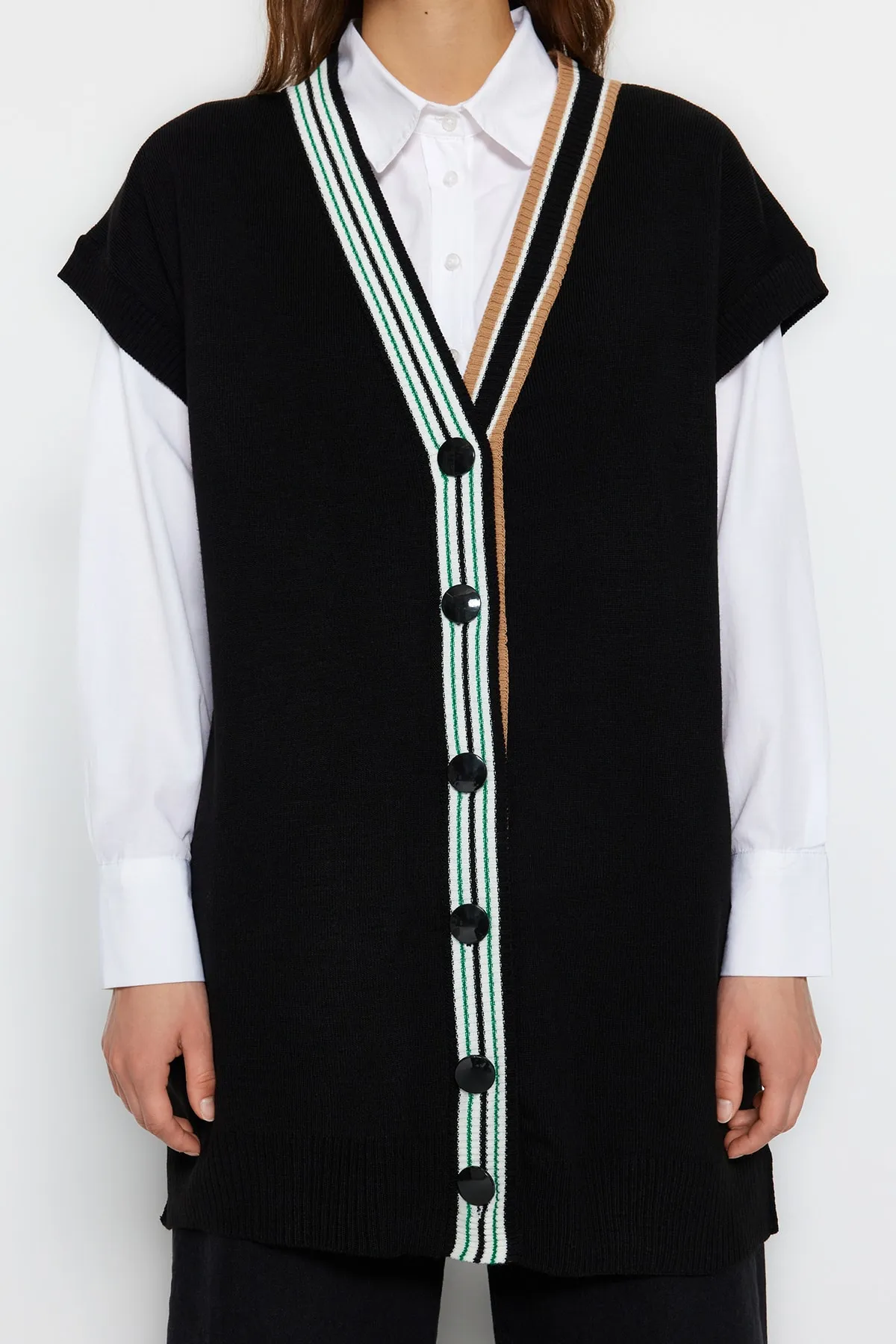 Trendyol Modest  Schwarzer Strickpullover mit Streifen und Kragen und detailliertem Ausschnitt TCTAW22UV0002
