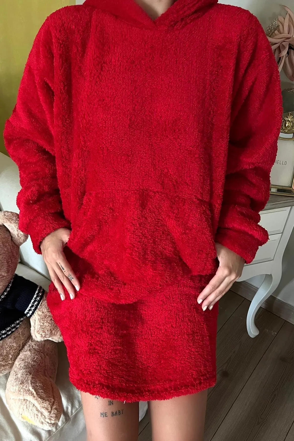 Pijamaevi  Roter, übergroßer Sweat-Poncho-Pyjama aus Vollplüsch mit Kapuze