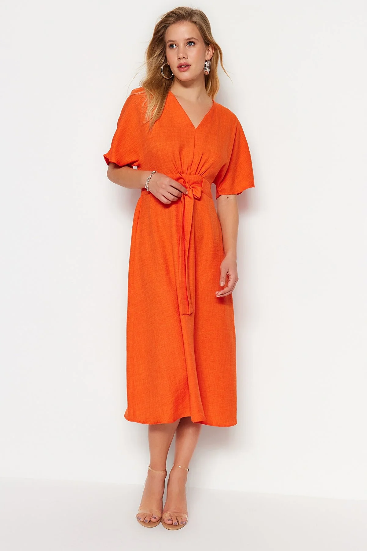 Trendyol Collection  Orangefarbenes Midi-Webkleid in A-Linie/Glockenform mit Schnürung TWOSS23EL01543