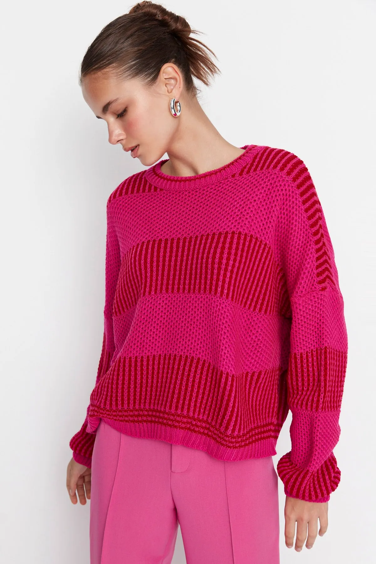 Trendyol Collection  Fuchsiafarbener Pullover mit Blockfarben TWOAW23KZ00012