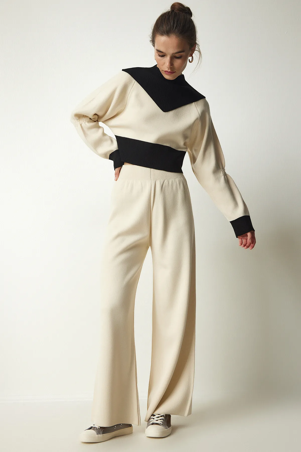 Happiness İstanbul  Cremefarbener Pullover in Blockfarben für Damen, stilvoller Strickanzug, CI00089
